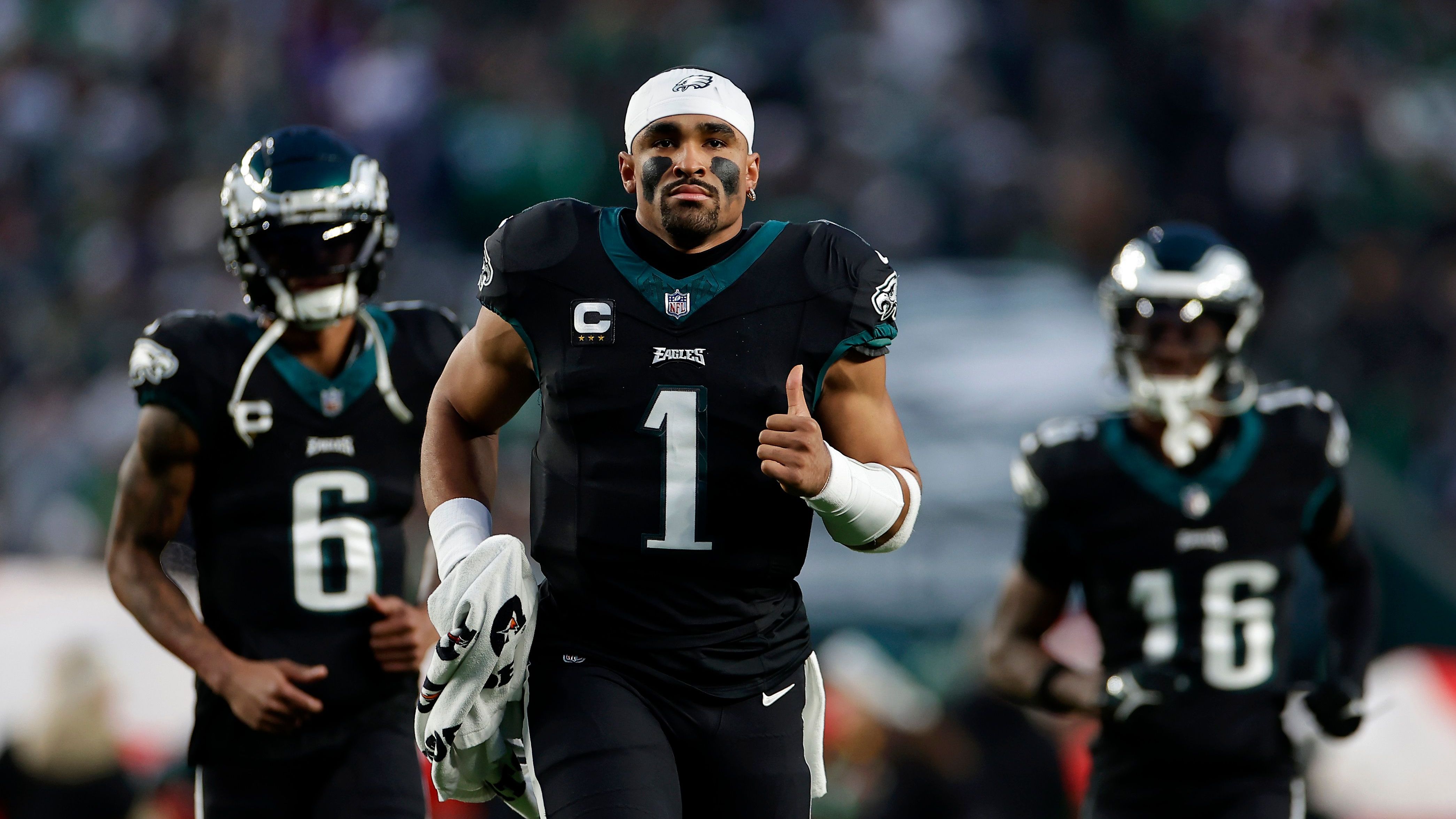 <strong>Week 16: Jalen Hurts (Philadelphia Eagles)<br></strong>Eagles-Quarterback Jalen Hurts hat sich in die Geschichtsbücher gelaufen. Im Spiel gegen die New York Giants erzielte er seinen 15. Rushing Touchdown in der laufenden Saison - alleiniger Höchstwert für Quarterbacks. Damit übertrumpft er die 14 Rushing Touchdowns von Cam Newton aus der Saison 2011. Einen Großteil seiner Touchdowns gelang Hurts dank des "<a href="https://www.ran.de/sports/american-football/nfl/news/philadelphia-eagles-das-unaufhaltbare-tush-push-play-321611">Tush Push</a>", den die Eagles nahezu perfektioniert haben.&nbsp;