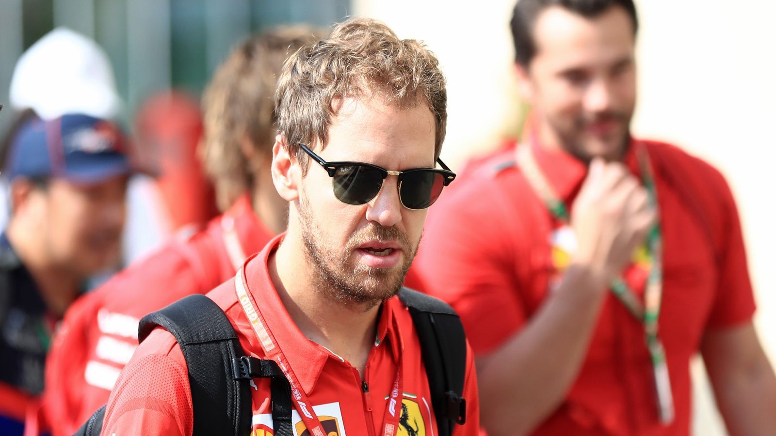 
                <strong>13. Sebastian Vettel (Ferrari)</strong><br>
                Es war nicht seine Saison. Vettel weiß selbst, dass er auf diesem Niveau zu viele Fehler gemacht hat. Zu selten hat er seine Klasse wirklich gezeigt, wie zum Beispiel beim einzigen Saisonsieg in Singapur. Zudem hat er seinen Nummer-eins-Status verloren, da Kollege Charles Leclerc eine überzeugende Saison ablieferte. Von dem Monegassen wurde Vettel das eine oder andere Mal gebügelt, das Qualiduell verlor er ebenso wie im Duell mit Leclerc manchmal die Nerven. Wie erinnern uns an den Fehler in Monza, das Drama von Kanada und auch der Brasilien-Crash. Es war nicht alles mies, er hatte auch gute Phasen, aber es ist keine Frage, dass 2020 sehr viele Dinge besser werden müssen.
              