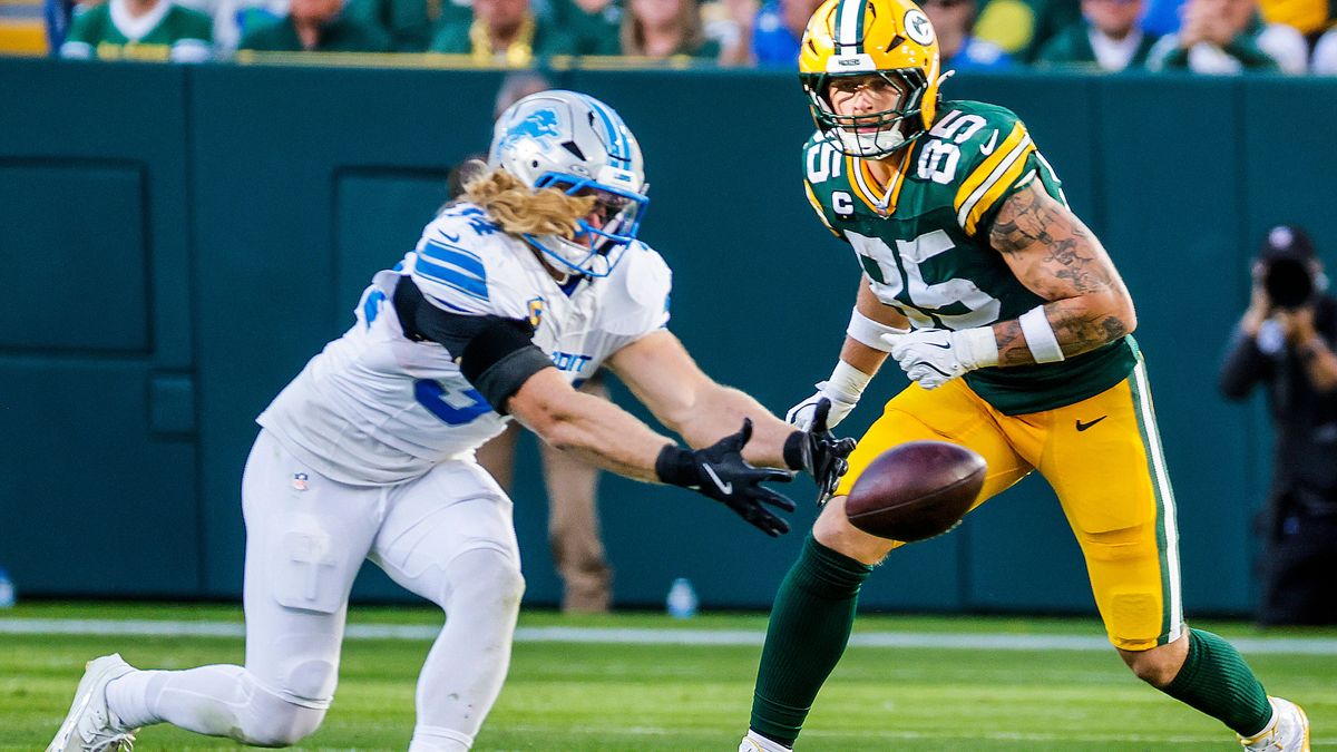 Detroit Lions linebacker Alex Anzalone (L) tries to intercept a pass intended for Green Bay Packers tight end Tucker Kraft (R) in the second half of the NFL, American Football Herren, USA game betw...