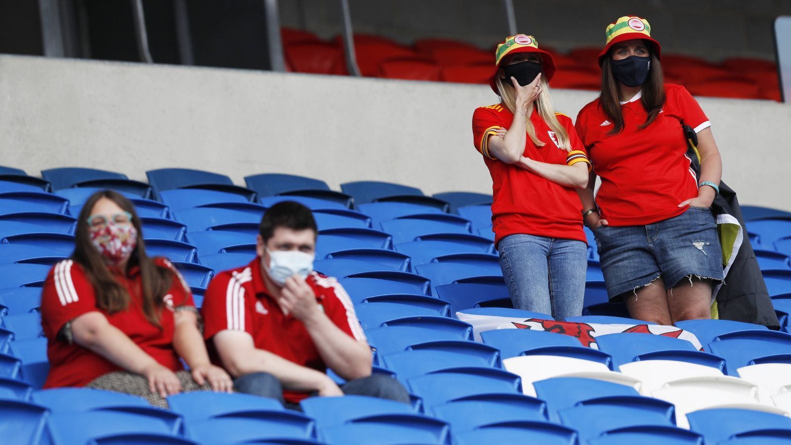 
                <strong>Maskenpflicht auf dem ganzen Gelände und im Stadion</strong><br>
                Auf dem Vorplatz der Allianz Arena, die während des Turniers offiziell "Fußball Arena München" heißt, sowie im gesamten Stadion, also auch auf dem Platz, herrscht Maskenpflicht. Dabei sind eigene Stoffmasken beispielsweise nicht zulässig, eine FFP2-Maske ist Pflicht während des gesamten Stadionbesuchs.
              