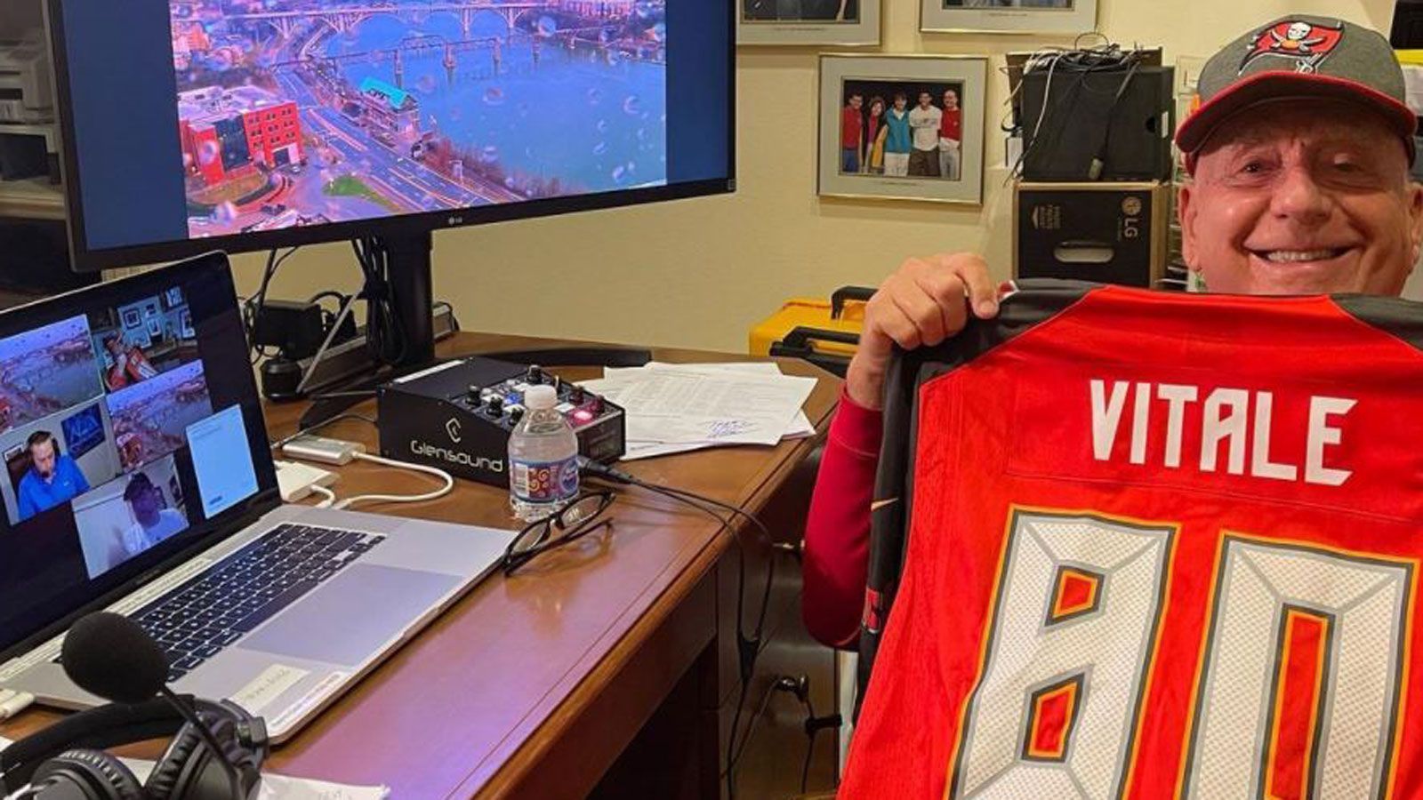 
                <strong>Dick Vitale (Tampa Bay Buccaneers)</strong><br>
                Er gehört zu den renommiertesten Sportreportern der USA und arbeitete jahrelang als Basketball-Trainer: Dick Vitale. In der NFL unterstützt der 81-Jährige die Tampa Bay Buccaneers.
              