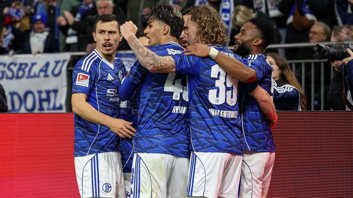 Gelsenkirchen, Deutschland, 28.11.25: Kenan Karaman (FC Schalke 04) Torjubel, jubelt mit seiner Mannschaft nach dem Treffer zum 1:1 waehrend des Spiels der 2. Bundesliga zwischen FC Schalke 04 - SC...