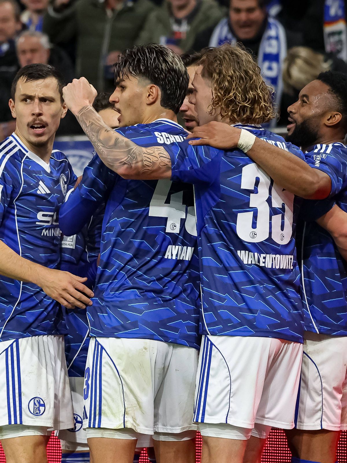 Gelsenkirchen, Deutschland, 28.11.25: Kenan Karaman (FC Schalke 04) Torjubel, jubelt mit seiner Mannschaft nach dem Treffer zum 1:1 waehrend des Spiels der 2. Bundesliga zwischen FC Schalke 04 - SC...