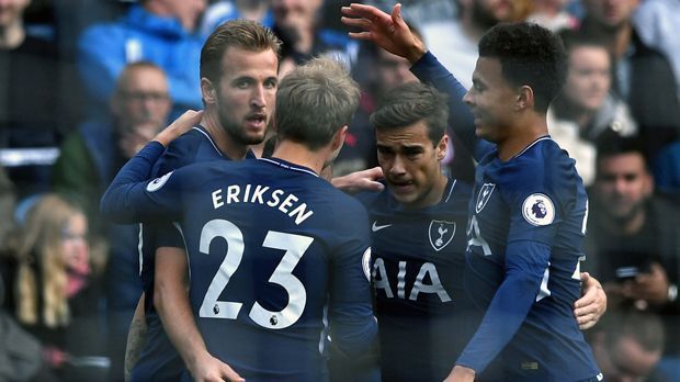 
                <strong>Platz 4 - Tottenham Hotspur (fünf Spiele, 13 Punkte, 12:3 Tore)</strong><br>
                Dass Tottenham Hotspur mittlerweile zu den Größen in Europas Fußball zählt, zeigten die letzten Wochen. Die Londoner um Torjäger Harry Kane (li.) verloren bislang nur ein Liga-Spiel und feierte zuletzt sogar drei Siege in Serie, wodurch die Spurs erneut im Spitzenfeld der Premier League auftaucht. Noch eindrucksvoller ist jedoch, wie die Engländer in die Königsklasse starteten. Denn nach dem Sieg über Dortmund und einem zu erwartenden Erfolg in Nikosia, holte Tottenham zuletzt mit einer gewissen Selbstverständlichkeit einen verdienten Punkt bei Champions-League-Titelverteidiger Real Madrid, ehe die Wochen der Wahrheit anstehen. Denn die nächsten Gegner haben es in sich: Zunächst erwarten die Spurs Liverpool, dann geht es zu Tabellenführer Manchester United.
              