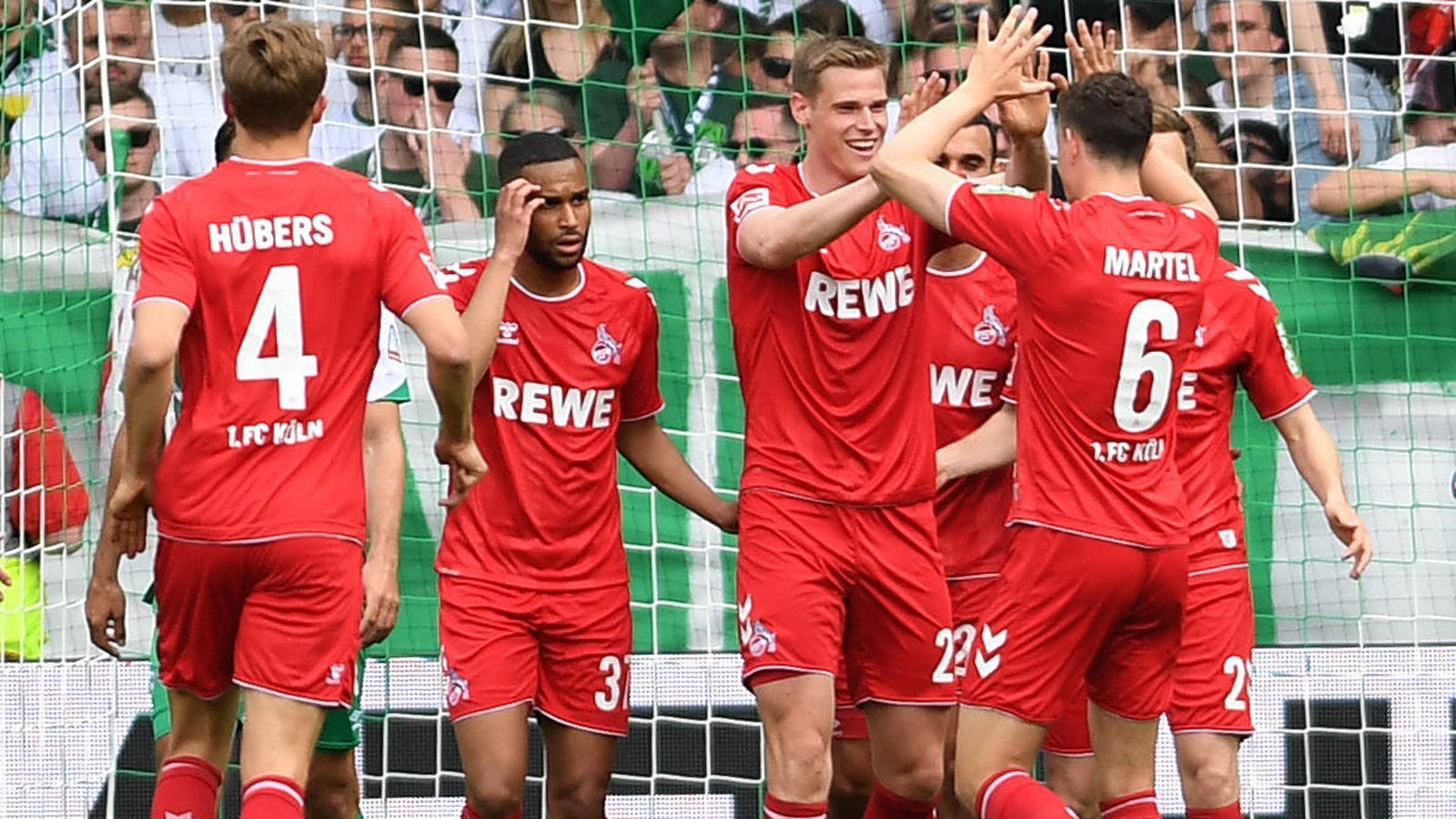 
                <strong>Die Motivation des 1. FC Köln</strong><br>
                Zwar haben Köln und Mainz sich längst aus dem Rennen um die Europa League verabschiedet. Beide Mannschaften könnten sich allerdings tabellarisch verbessern und somit für mehr TV-Einnahmen sorgen. Wenn Köln gegen Bayern gewinnt und Mainz in Dortmund verliert, der FC zudem im Torverhältnis vier Tore auf Mainz aufholt, rücken sie an Mainz vorbei und erobern Tabellenplatz 9. Gewinnen sie nicht, könnten sie noch vom rheinischen Rivalen Borussia Mönchengladbach eingeholt werden und auf Rang 11 zurückfallen. Das sollte Motivation genug sein.
              