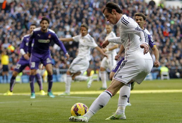 
                <strong>Bale vs. Ronaldo: Zoff der Königlichen</strong><br>
                Ronaldo genießt im Team sonst alle Freiheiten und ist der unumstrittene Star. Gareth Bale scheint das jedoch wenig zu interessieren und schickt den ruhenden Ball in Richtung Tor. 
              