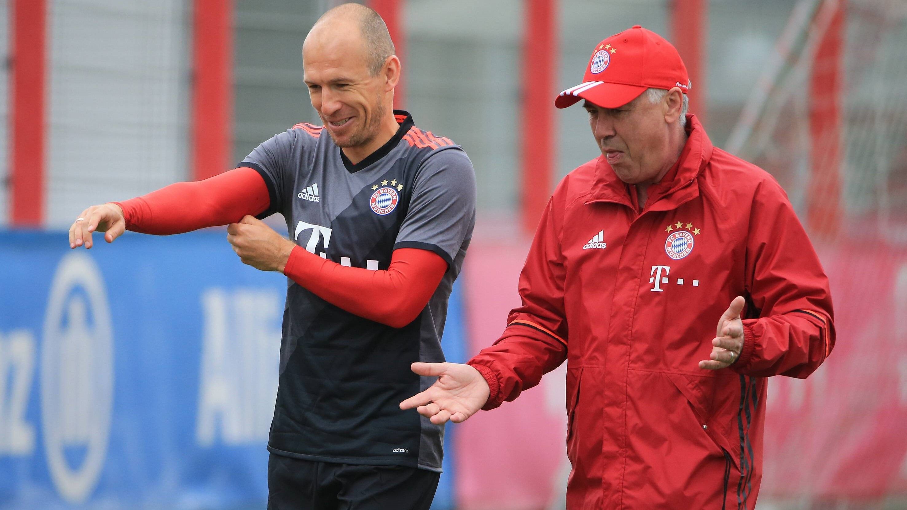 
                <strong>Saison 2016/2017 - Titel Nummer fünf</strong><br>
                Die Bayern-Bosse versuchten es mit dem Kontrastprogramm auf der Trainerposition: Es kam Carlo Ancelotti und der Italiener brachte die lange Leine mit. Auf dem Trainingsplatz rauchte der Fitnesscoach, die Spieler bekamen mehr Freiheiten auf dem Spielfeld. In der Liga funktionierte die Laissez-Faire-Taktik, 15 Punkte Vorsprung hatten die Münchner am Ende vor dem Emporkömmling RB Leipzig angehäuft. Die Befreiung von Guradiolas Fesseln wirkte sich aber nicht auf die übrigen Wettbewerbe aus.
              