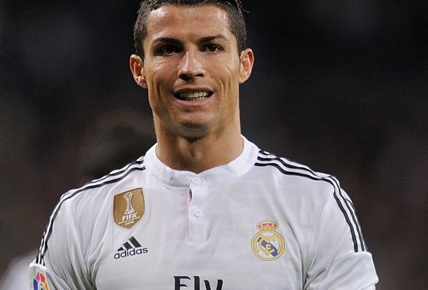 
                <strong>Platz 1: Cristiano Ronaldo (210 Millionen Euro)</strong><br>
                … und das ist natürlich Cristiano Ronaldo. Der portugiesische Weltstar sichert sich mit einem geschätzten Vermögen von 210 Millionen Euro Platz eins. Neben seinem üppigen Gehalt macht CR7 mit einigen Werbeverträgen und einem eigenen Label gutes Geld.
              