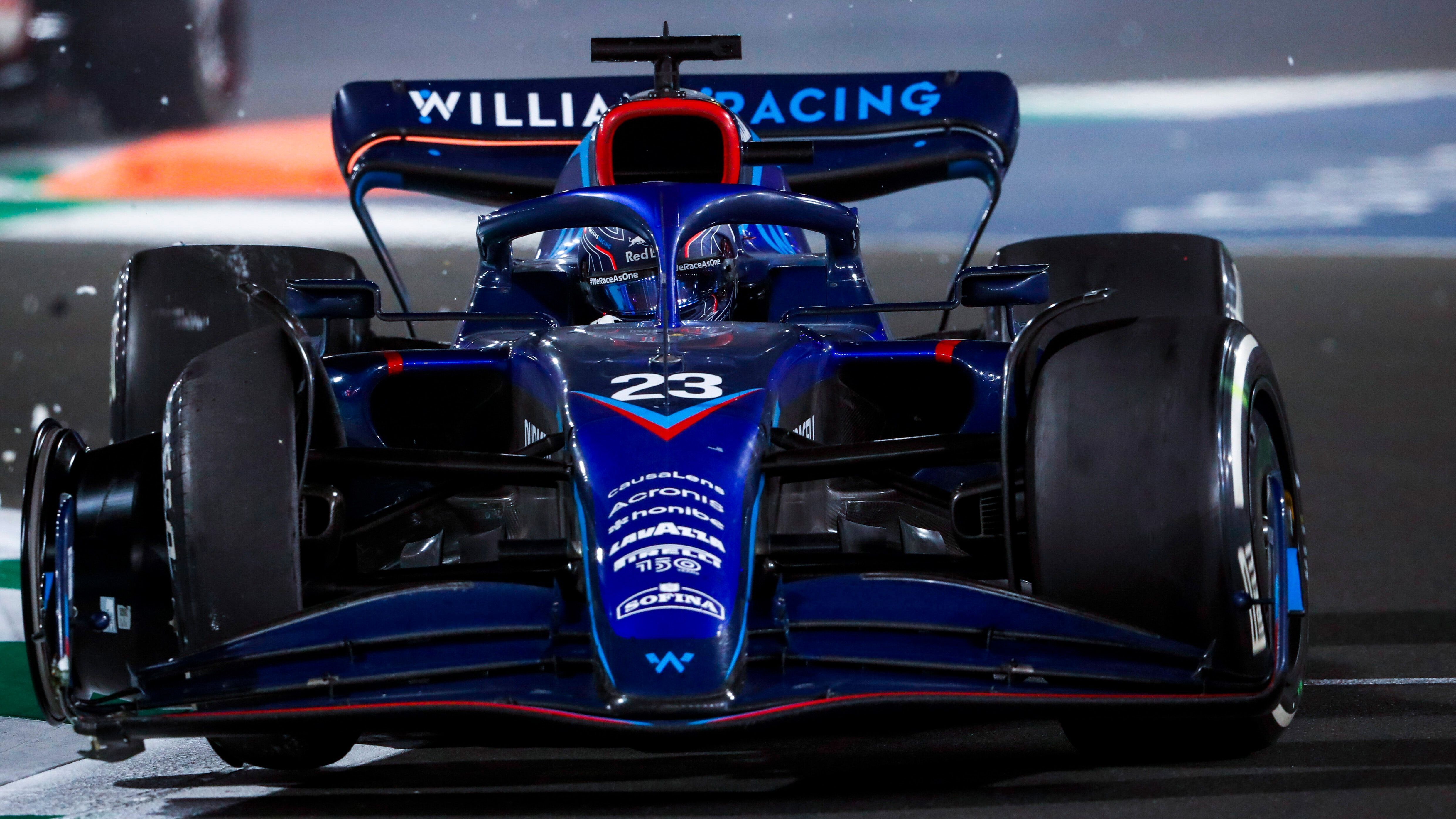 
                <strong>Verlierer: Williams </strong><br>
                Zwei Fahrer, zwei haarsträubende Ausfälle, keine Punkte - die Bilanz von Williams in Saudi-Arabien ist zum Haare raufen. Allgemein lässt die Performance von Alex Albon und Nicholas Latifi noch zu wünschen übrig, im Qualifying reichte es nur für die Ränge 16 und 18. Am Sonntag verlor Latifi durch einen Fahrfehler die Kontrolle über sein Auto, während Albon übermütig mit Lance Stroll kollidierte (im Bild) und ebenfalls ausschied. Es könnte wieder einmal eine lange Saison für das Team von Jost Capito werden.
              