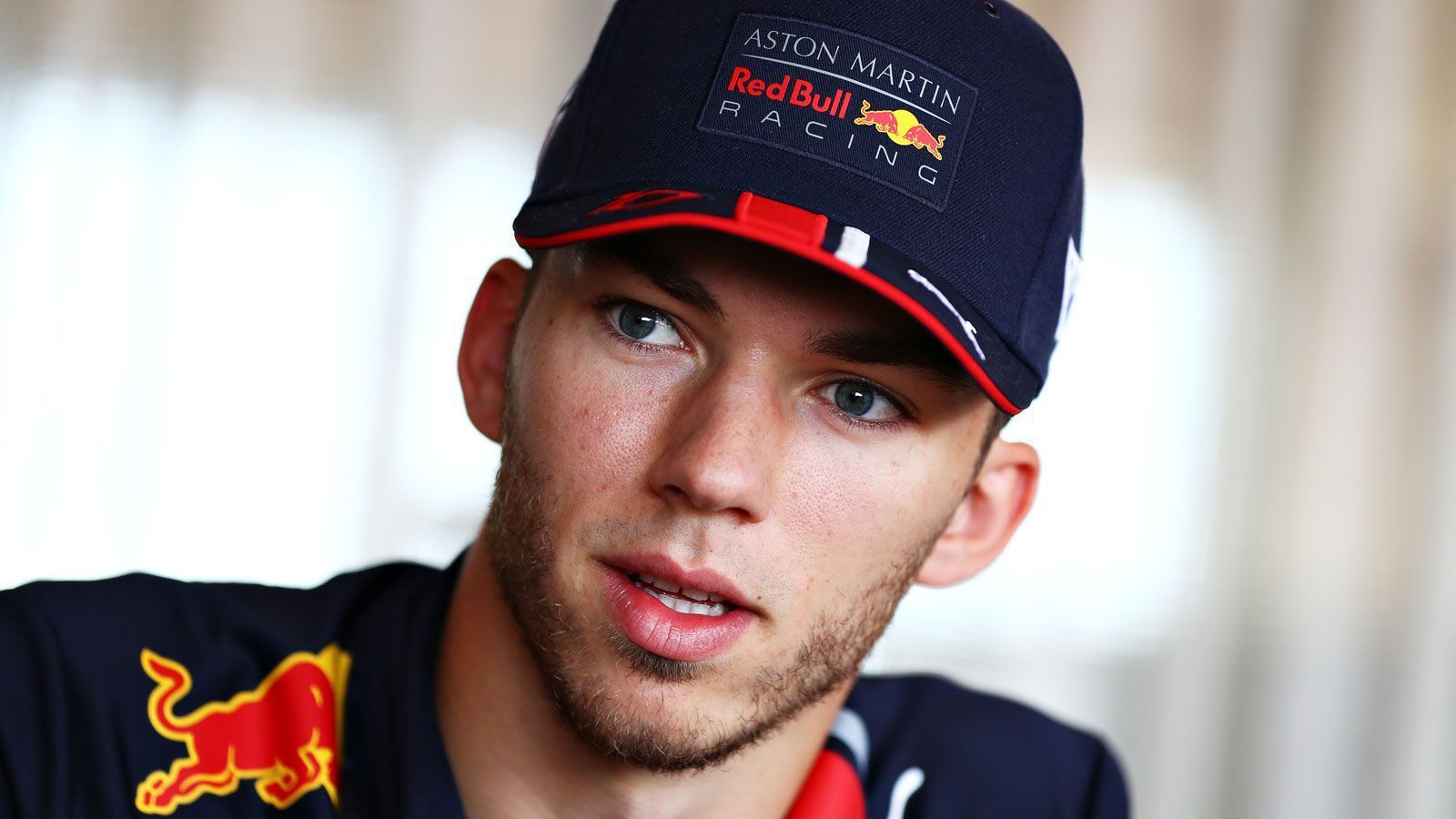 
                <strong>Pierre Gasly (AlphaTauri)</strong><br>
                Nach zwei überzeugenden Jahren bei Toro Rosso geriet Pierre Gasly bei Red Bull schon in seiner ersten Saison an seine Grenzen. Hundertprozentig überzeugt schienen die Österreicher von Anfang an nicht gewesen zu sein, denn der vereinbarte Vertrag wurde nur für ein Jahr geschlossen. Bereits in der Sommerpause musste er sein Cockpit räumen, es ging für ihn zurück zu Toro Rosso. Beim in AlphaTauri umbenannten Rennstall nimmt er 2020 nun einen neuen Anlauf, sich zu etablieren - und vielleicht doch noch mal ins Topteam vorzurücken.Vertrag bis: Ende 2020
              