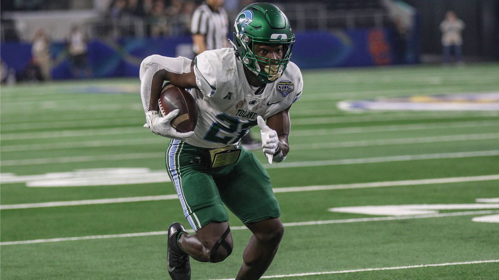 
                <strong>Platz 8: Tyjae Spears (Tulane)</strong><br>
                Ein Running Back mit Potential für die dritte Runde ist Tyjae Spears. Der Mann von der Tulane Green Wave verursachte bei gegnerischen Offensive Koordinatoren regelmäßig Kopfschmerzen. Im offenen Feld war er kaum zu stoppen. 1.587 Rushing Yards und 19 Touchdowns sprechen eine deutliche Sprache. Hinzu kommt: Rund zwei Drittel (!) seiner Rushing Yards kamen nach dem ersten Gegnerkontakt.
              