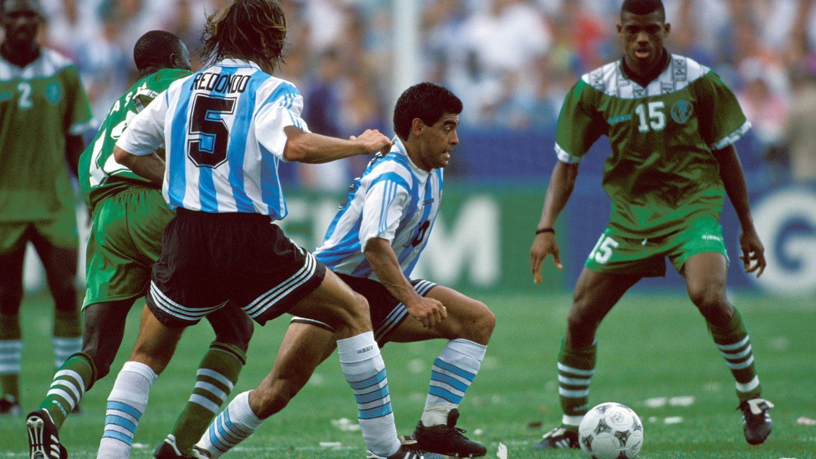 
                <strong>Diego Maradona</strong><br>
                Für viele ist Diego Maradona der beste Fußballer aller Zeiten. Beim "Tor des Jahrhunderts" im Viertelfinale der WM 1986 setzt er in der eigenen Hälfte zu einem Sololauf an, dribbelt sich durch alle Abwehrreihen durch, lässt Englands Torwart Peter Shilton keine Chance und berührt den Ball nicht einmal mit dem rechten Fuß. 
              