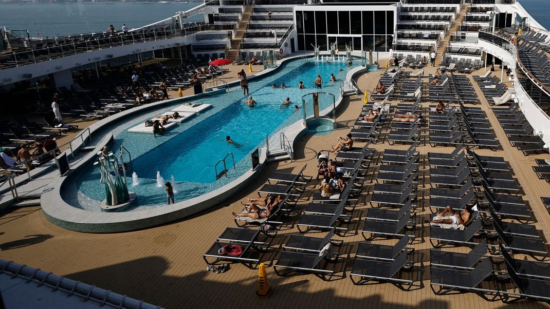 Eine Pool-Handtuchkarte soll auf dem Kreuzfahrtschiff Aida "Perla" für weniger besetzte Liegen sorgen. (Symbolbild)