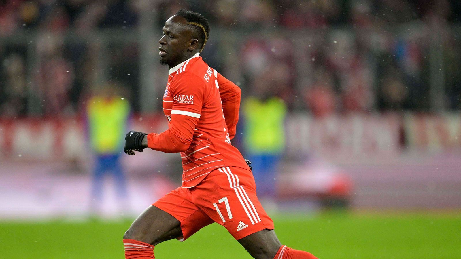 
                <strong>Sadio Mane (FC Bayern München)</strong><br>
                Kommt nach 65 Minuten für Coman. Setzt mit eine Tänzchen Müller gut in Szene, der aber etwas kläglich vergibt. Danach überzeugt er mit Spielfreude und guten Vorlagen, die aber allesamt ungenutzt bleiben. Für ihn zählt aber erstmal nur, dass er gut und gesund zurück ist. ran-Note: 3
              