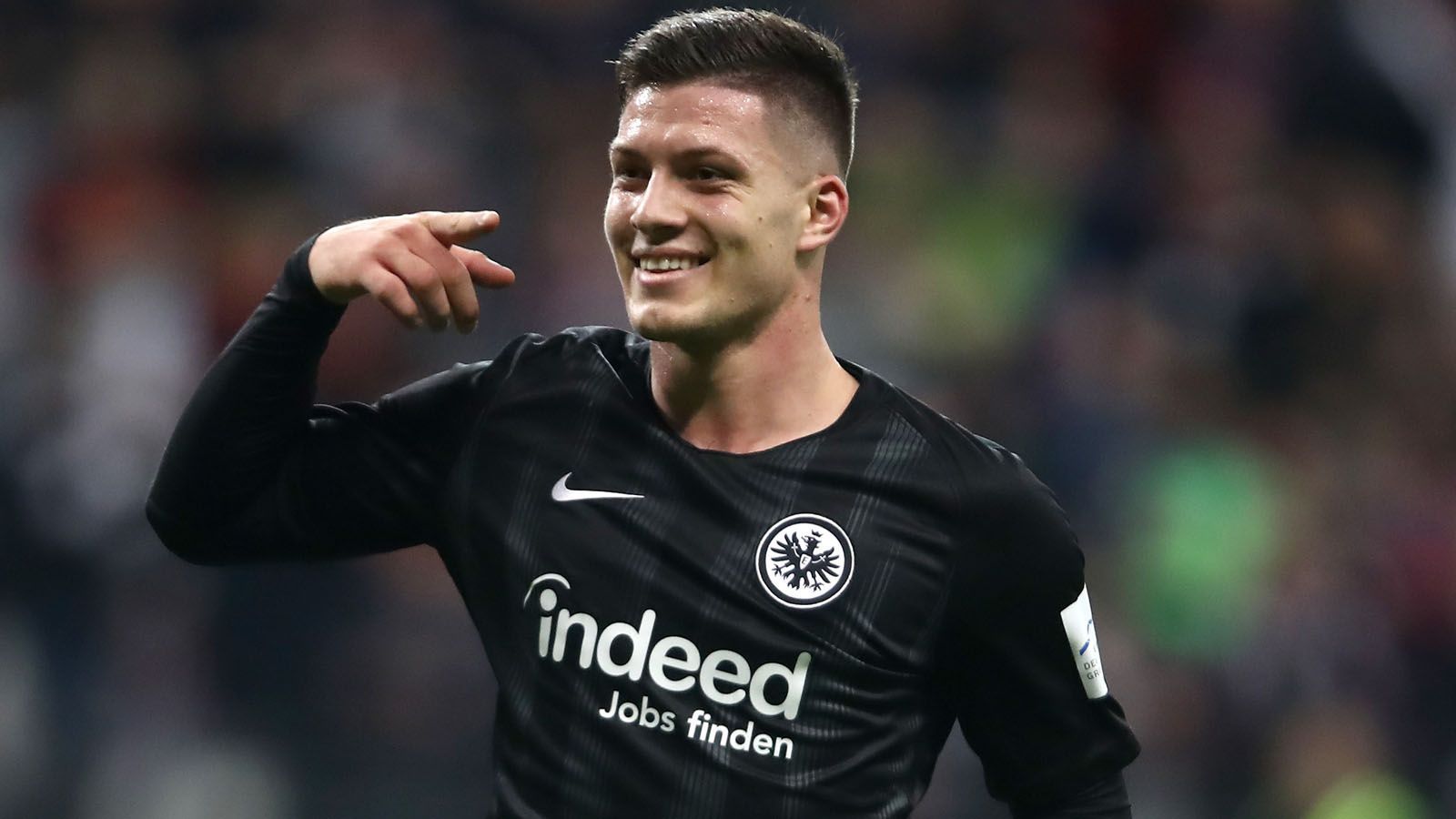 
                <strong>Luka Jovic ( Eintracht Frankfurt) </strong><br>
                Der 21-Jährige spielt bei Frankfurt eine überragende Saison und ist mit zwölf Treffern beim Kampf um die Torjäger-Kanone ganz vorne mit dabei. Das weckt Begehrlichkeiten bei den Top-Vereinen Europas: Der Leih-Spieler von Benfica Lissabon, der auch als Außenstürmer auflaufen kann, hatte vergangene Saison noch unter Nico Kovac für die Eintracht gespielt und könnte seinem Ex-Coach möglicherweise mit Verzögerung an die Isar folgen. Auch Barcelona soll großes Interesse an Jovic haben.
              