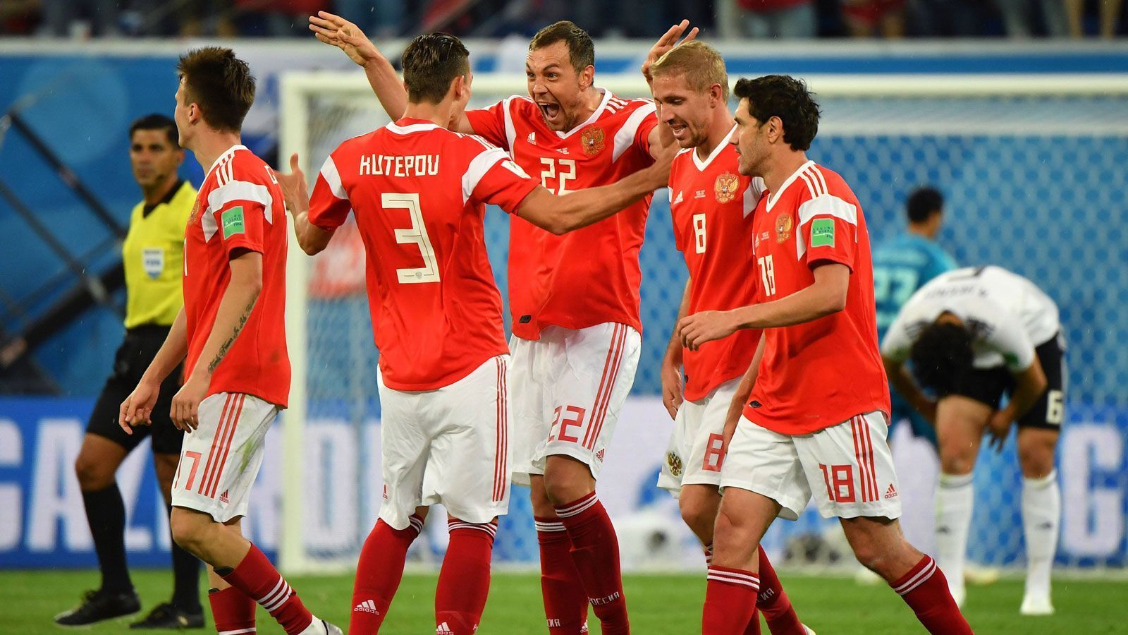 
                <strong>2. Gruppe A: Russland</strong><br>
                Der Gastgeber braucht nur zwei Gruppenspiele, um in die nächste Runde vorzudringen. Nach überzeugenden Siegen gegen Saudi Arabien und Ägypten verspielen die Russen den Gruppensieg gegen Uruguay - und müssen nun gegen den Sieger der Gruppe B ran.
              