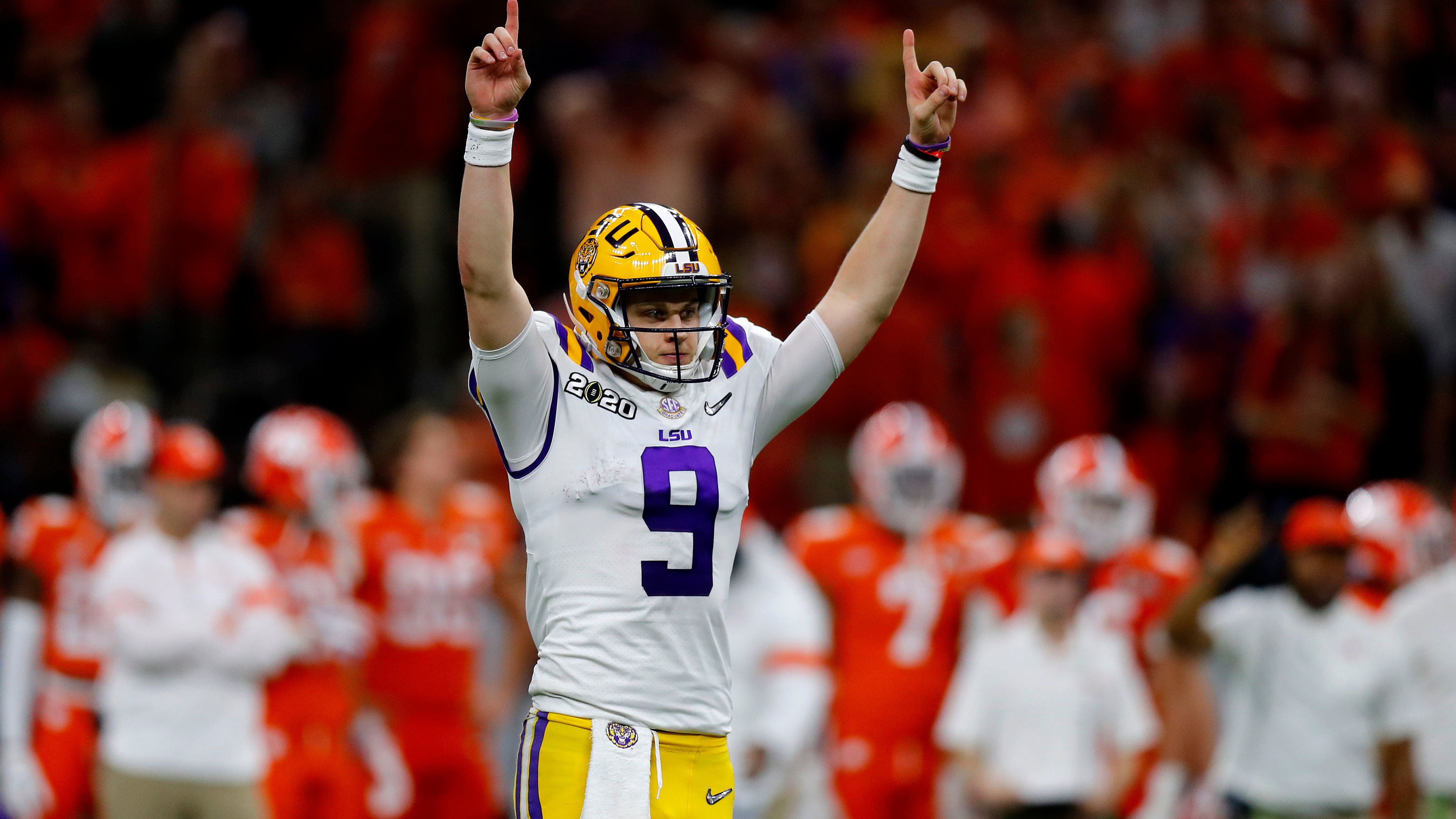 <strong>2019: Joe Burrow (Quarterback - Louisiana State University)</strong><br>
                Nach einer bitteren Rookie-Saison, in der Joe Burrow sich das Kreuzband riss, hat sich der First-Overall-Pick von 2020 als einer der besten Quarterbacks in der NFL etabliert. Burrow führte die Cincinnati Bengals zweimal in die Playoffs, 2022 sogar bis in den Super Bowl, wo sie aber den Rams unterlagen...