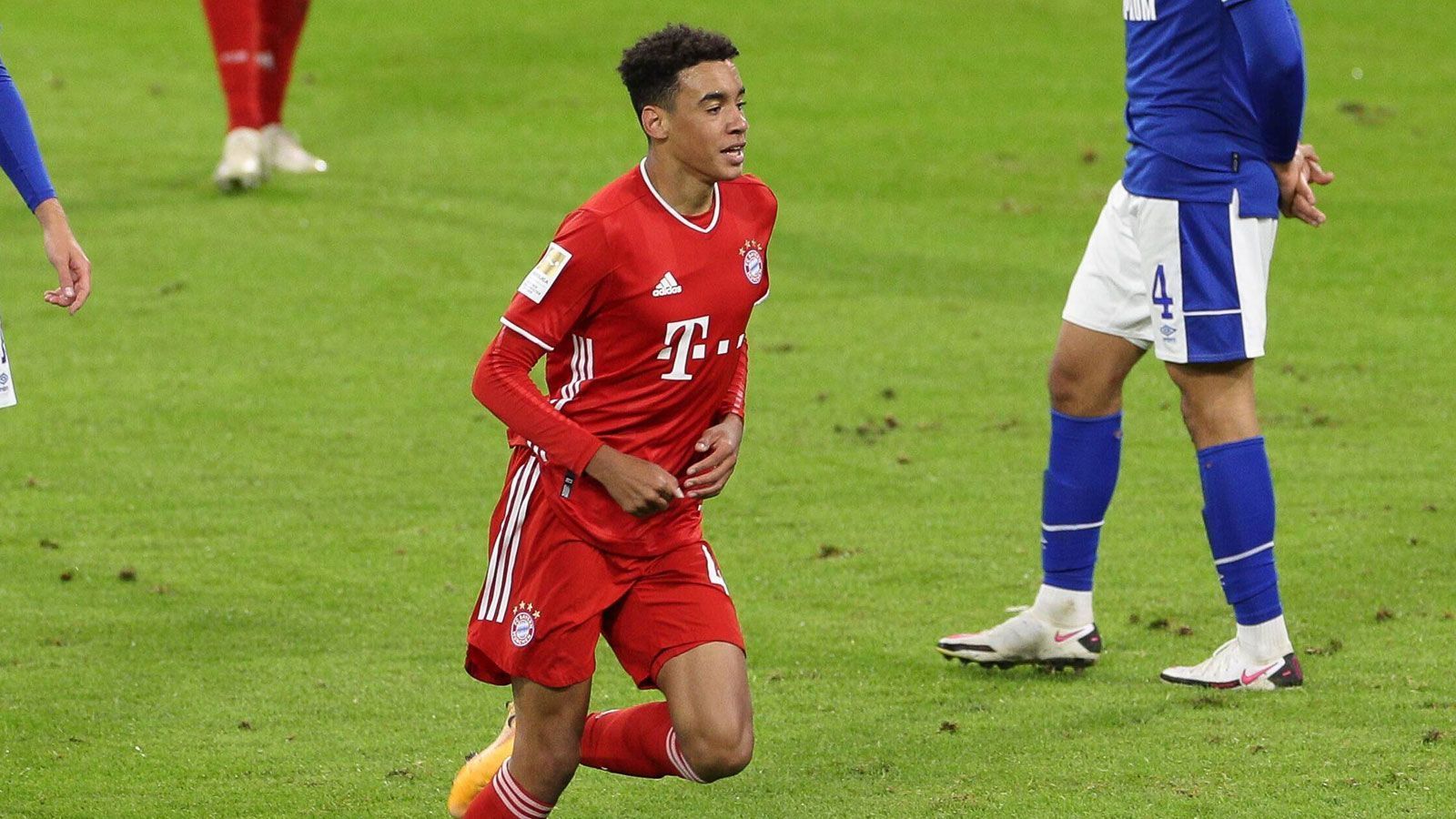 
                <strong>Jamal Musiala jüngster Bundesliga-Torschütze für den FC Bayern München</strong><br>
                Bei seinem 2. Bundesliga-Einsatz für die Bayern markiert Jamal Musiala mit dem 8:0 seinen ersten Bundesliga-Treffer. Mit 17 Jahren und 215 Tagen ist der junge Engländer nun der jüngste Bayern-Spieler, der je in der Bundesliga getroffen hat.
              