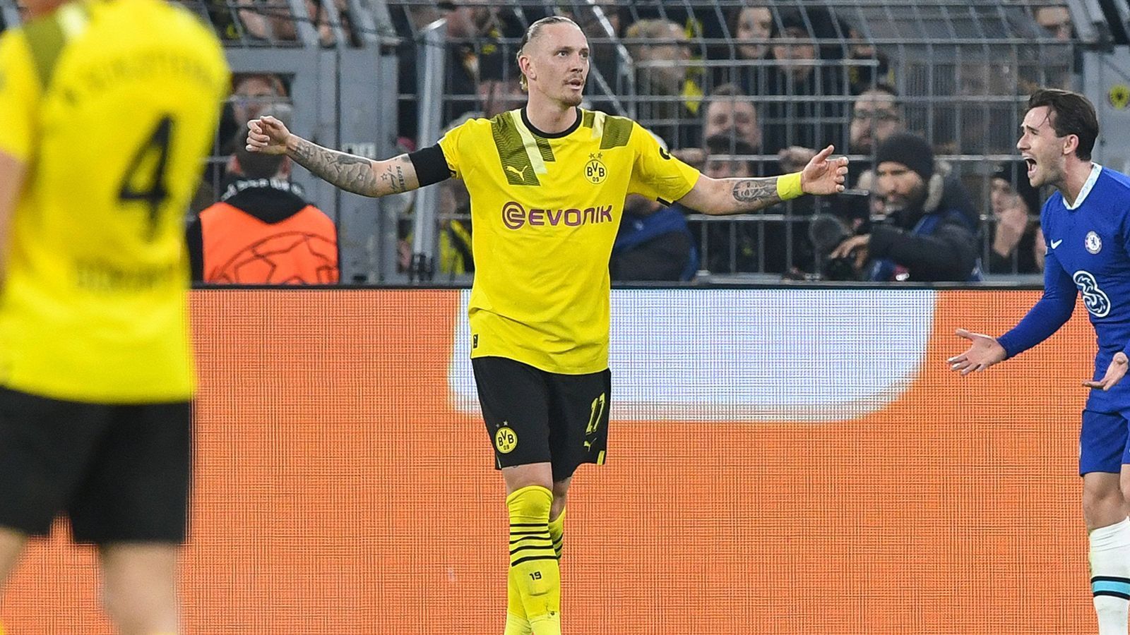 
                <strong>Marius Wolf (Borussia Dortmund)</strong><br>
                Der Rechtsverteidiger, der gegen Chelsea in die Startelf des BVB zurückkehrt, macht vor allem in der Offensive ein sehr auffälliges Spiel. In der 18. Minute hat Wolf bei einem seiner zahlreichen Vorstöße die Topchance auf die Führung, verstolpert aber genau im Moment des Abschlusses. Defensiv hat er hingegen Glück, dass Gegenspieler Joao Felix in der 38. Minute nicht das 1:0 für die Engländer macht, nachdem er Wolf ganz einfach stehen lässt. In der 73. Minute wird er durch Julian Ryerson ersetzt. ran-Note: 3
              