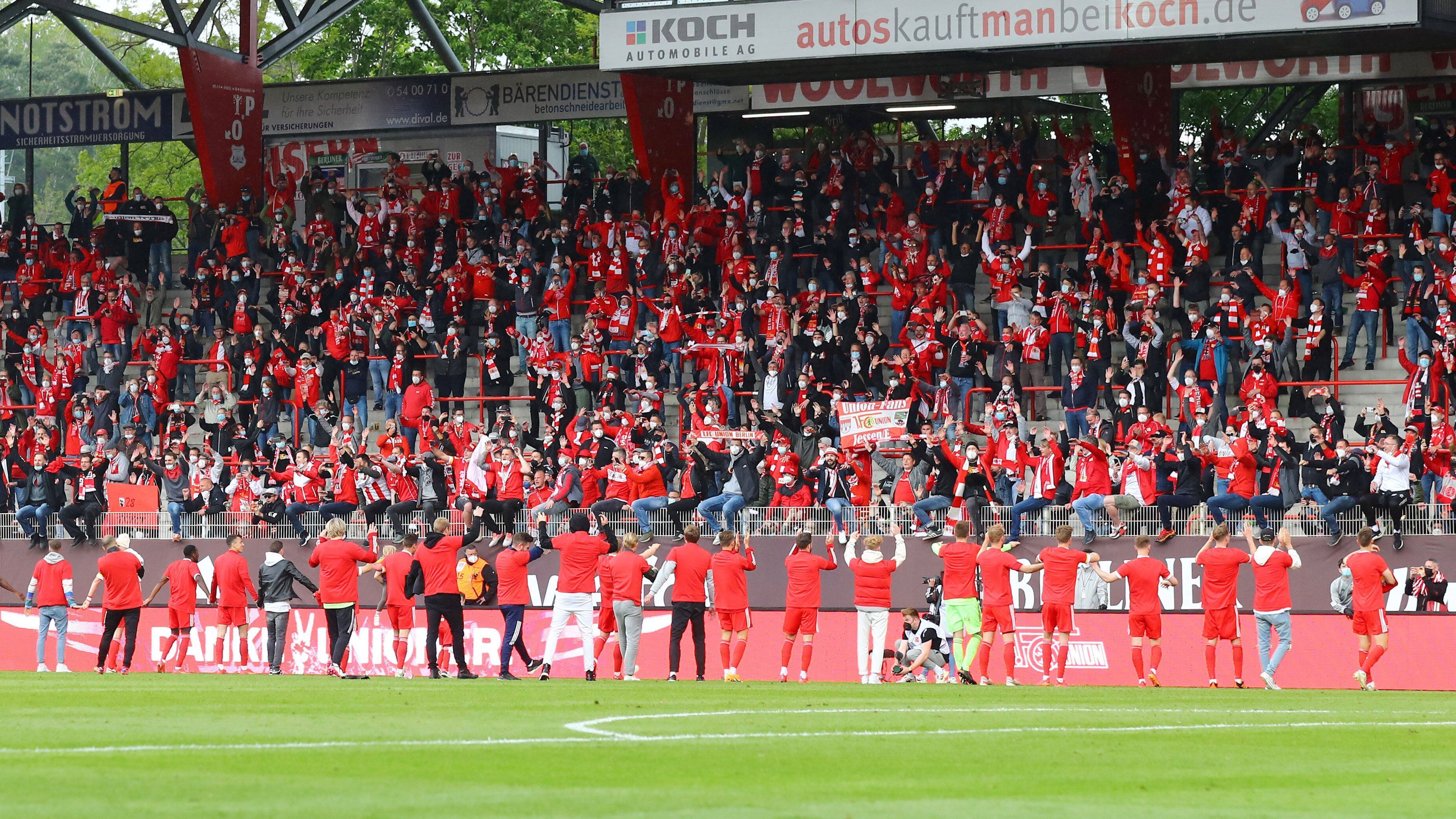 
                <strong>1. FC Union Berlin (Stadion An der Alten Försterei)</strong><br>
                &#x2022; Partie: Union Berlin gegen Bayer 04 Leverkusen - <br>&#x2022; Auslastung: 11.006 Zuschauer -<br>Aufgrund des vorgelegten Hygienekonzepts hat der Berliner Senat einer Durchführung der Partie vor Zuschauern zugestimmt, obwohl der Inzidenzwert seit einigen Tagen über 35 liegt. Auch in Köpenick galt die 3G-Regel - also Zugang für Geimpfte, Genesene und Getestete.
              