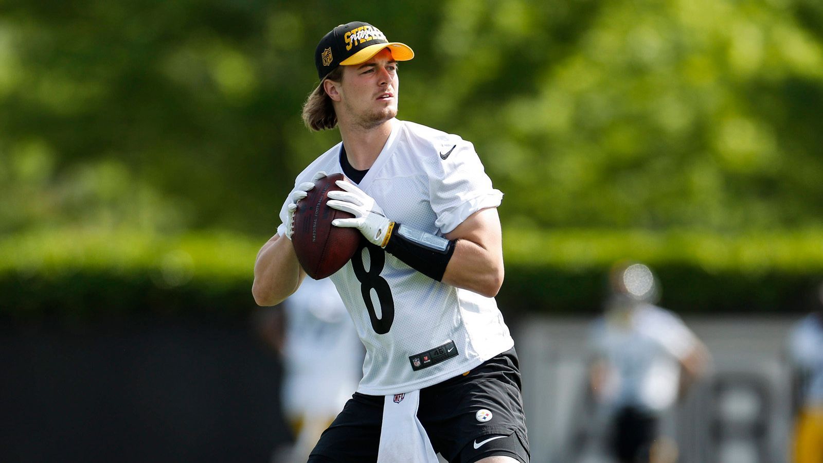 
                <strong>4. Kenny Pickett</strong><br>
                &#x2022; Team: Pittsburgh Steelers<br>&#x2022; Position: Quarterback<br>&#x2022; seit 2022 in der NFL<br>&#x2022; seit 2022 im Team<br>
              