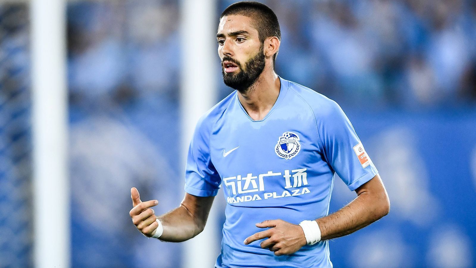 
                <strong>Yannick Carrasco (Dalian Yifang)</strong><br>
                Während Hamsik in China gut angekommen zu sein scheint, dürfte sich die Zeit des Belgiers Yannick Carrasco bei Dalian Yifang dem Ende zuneigen. Zuletzt wurde der Nationalspieler suspendiert, weil er nach einer Länderspielreise zu spät nach China zurückgekehrt sei. Zudem soll der Flügelstürmer im Mannschaftskreis Probleme haben. Medienberichten zufolge seien Mitspieler sauer, weil sich der vermeintliche Star des Teams nicht mal im Training genug bewege. Mit neun Toren und fünf Vorlagen bei nur zwölf Einsätzen stimmt zumindest Carrascos Saisonbilanz in den Spielen der Super League. Dennoch: Eine Rückkehr nach Europa scheint für den Sommer 2019 sehr wahrscheinlich zu sein. Der FC Bayern und Arsenal wurden zuletzt mit einer Carrasco-Verpflichtung in Verbindung gebracht.
              