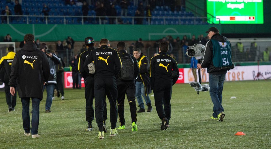 
                <strong>Schlechter Platz: DFB sagt Lotte vs. BVB ab</strong><br>
                Nach der Absage suchten die BVB-Spieler das Weite. Der DFB will am 1. März bekannt geben, wann die Partie nachgeholt wird.
              