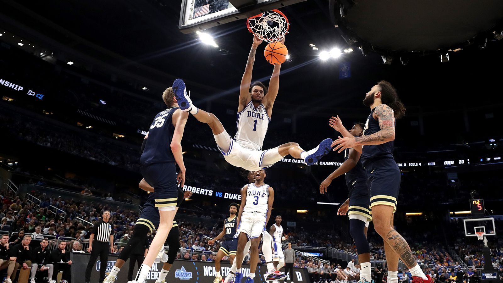 
                <strong>14. Pick: NEW ORLEANS PELICANS Dereck Lively II (Center, Duke, 12. Februar 2002) </strong><br>
                Stats 22/23: 5,2 Punkte, 5,4 Rebounds, 2,4 Blocks, Quoten: 66/15/60 (34 Spiele)Es ist heutzutage etwas verpönt, in der Lottery auf (Nicht-Franchise-)Center zu setzen, bei Lively könnte aber eine Ausnahme gemacht werden. Der Ex-Dukie ist schlichtweg ein richtig starker Verteidiger, der den Ring beschützen kann und auch am Flügel in unterschiedlichen Coverages zurechtkommt. Vorne versenkt er in erster Linie Lobs und tut sonst nicht allzu viel, aber auch diese Fähigkeit ist wertvoll. In NOLA könnte er zum Nachfolger von Jonas Valanciunas werden, dessen Vertrag nächsten Sommer ausläuft, und Zion Williamson "beschützen". Natürlich gibt es aber auch hier Gerüchte und die Frage, ob Zion (und der Pick) überhaupt bei den Pelicans bleiben.
              