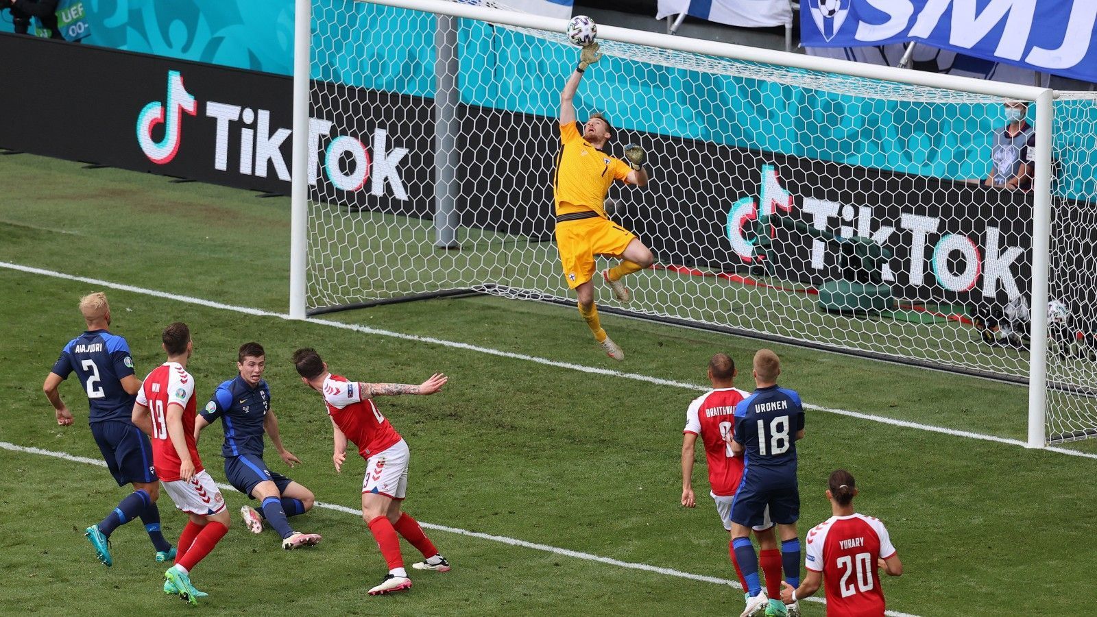 
                <strong>Hradecky immer wieder gefordert</strong><br>
                Vor allem in der Anfangsphase wird der Keeper der Finnen, Leverkusens Lukas Hradecky, immer wieder geprüft - und hält seinen Kasten sauber.
              