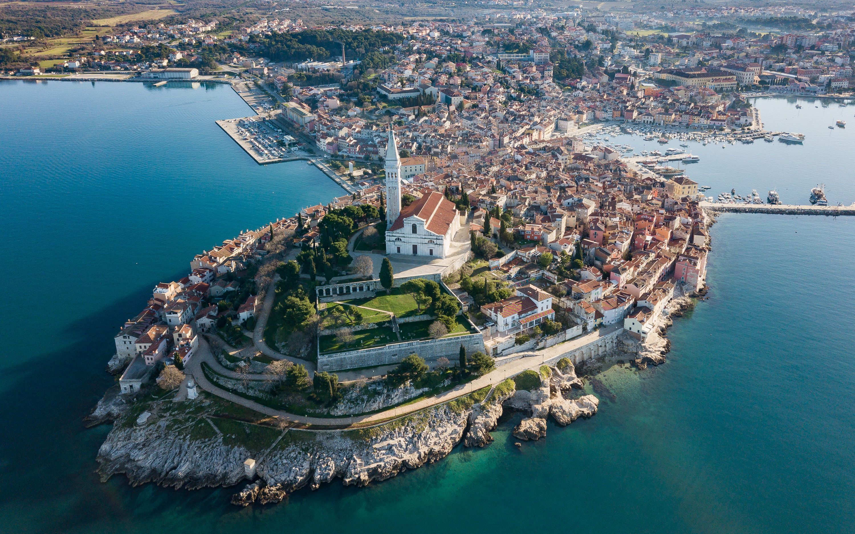 Rovinj liegt an der Westküste Istriens und ist beliebt als Ausflugsziel. Die kroatische&nbsp; Kleinstadt bezaubert mit ihrer Uferpromenade und schönen Altstadt.