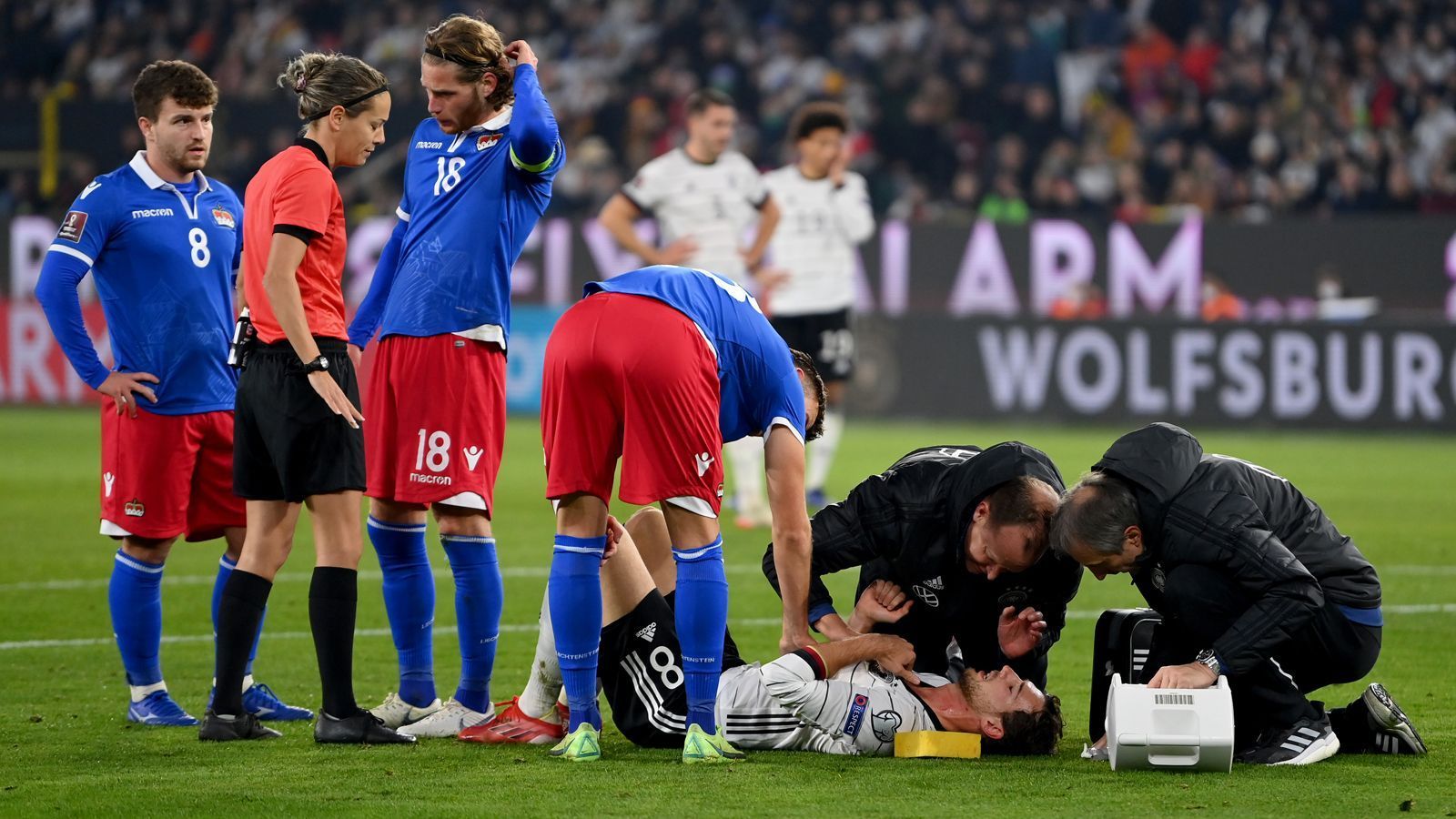 
                <strong>Behandlungspause bei Goretzka</strong><br>
                Die medizinische Abteilung konnte schon nach kurzer Zeit Entwarnung geben und Goretzka weiterspielen.
              