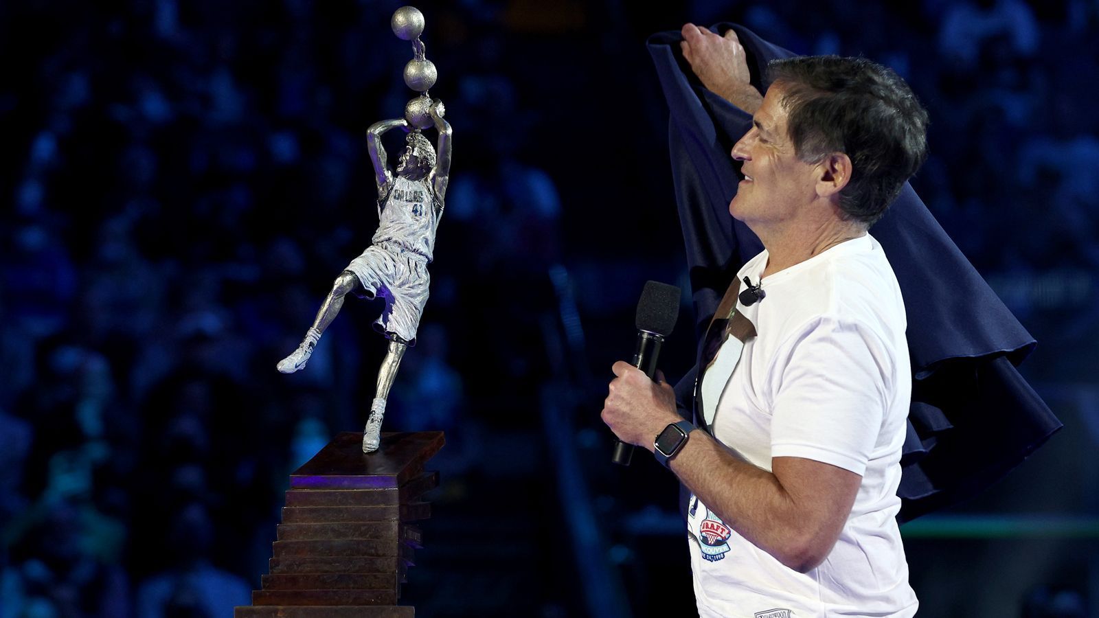 
                <strong>Eine Statue für Dirk</strong><br>
                Nowitzkis berühmten Fadeaway-Shot, den Wurf im Zurückfallen vom hinteren Bein abspringend, lässt Cuban noch anderweitig festhalten - als Statue. Der Mavericks-Besitzer lässt nichts aus.
              