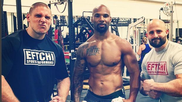 
                <strong>Matt Forte</strong><br>
                Matt Forte (Chicago Bears): Das Wort "Faith" (wörtlich übersetzt: Glauben) hat sich der Running Back auf seine rechte Brust stechen lassen. Auch sein rechter Arm ist verziert. 
              