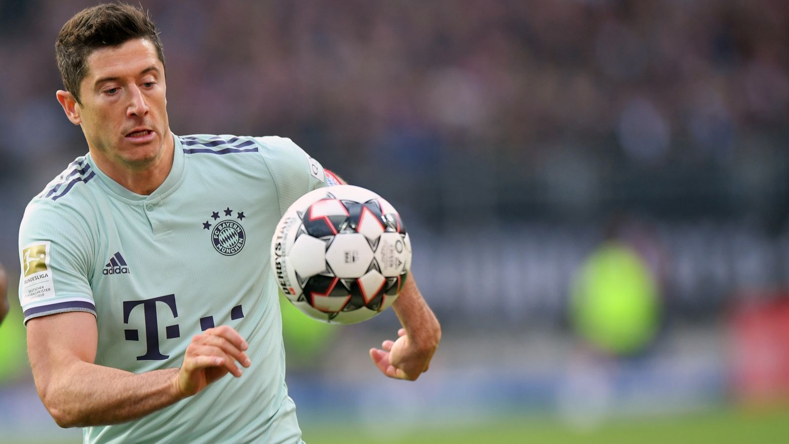 
                <strong>Platz 2 - Robert Lewandowski (FC Bayern München)</strong><br>
                Volley-Tore in der Saison 2018/19: 3Saisontore insgesamt: 22Saisoneinsätze: 33
              