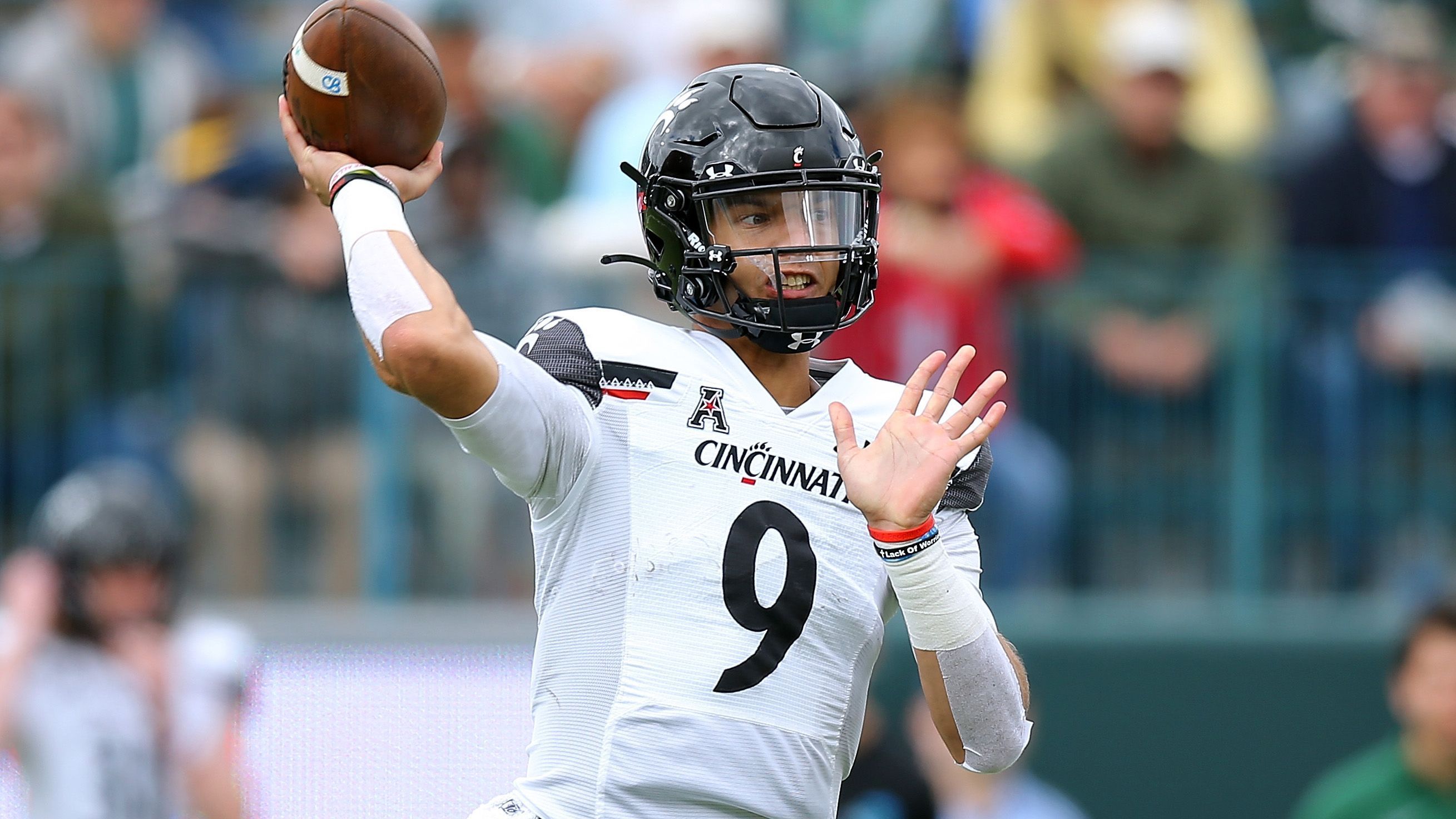 
                <strong>Wer sind die Überraschungen der Saison?</strong><br>
                Nachdem die Cincinnati Bearcats bereits im vergangenen Jahr mit einer 9-1-Bilanz sowie einer knappen Niederlage im Peach Bowl gegen Georgia überraschten, macht das Team um Quarterback Desmond Ridder in dieser Saison noch einmal einen Schritt nach vorne. Derzeit stehen die Bearcats bei einer 9-0-Bilanz, schlugen unter anderem Notre Dame. Dennoch bleibt im Ranking derzeit nur Platz sechs. Zwar sind die Playoff-Hoffnungen noch am Leben, doch als Nicht-Mitglied der Power-5-Conferences (SEC, Big10, Big12, ACC, Pac12) spielen die Bearcats in der AAC traditionell gegen schwächere Gegner und müssen trotz perfekter Bilanz so wohl auf Ausrutscher der Teams vor ihnen hoffen. 
              