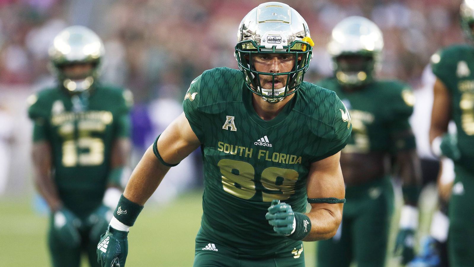 
                <strong>Verlierer: Mitchell Wilcox (Tight End, South Florida Bulls)</strong><br>
                Für einen ungewollten Lacher sorgte Tight End Mitchell Wilcox, der beim Gauntlet Drill einen Ball ins Gesicht bekam. Bei den Passübungen offenbarte der 23-Jährige bei einigen Anspielen Probleme beim Fangen. Auch seine 4,88 Sekunden beim 40 Yard Dash waren eher enttäuschend.
              