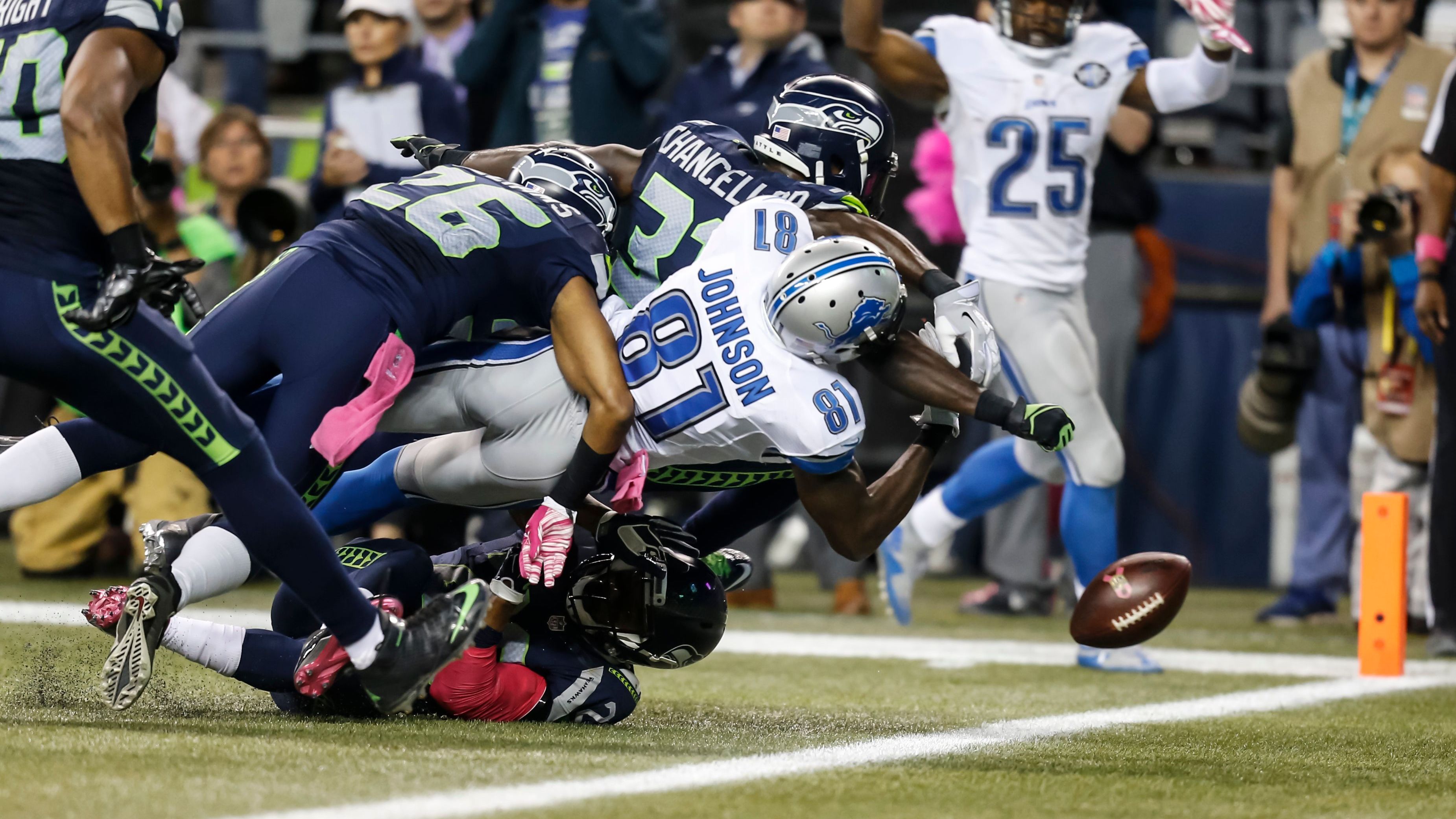 <strong>Illegal Bat</strong><br>Die Schiedsrichter entschieden auf Touchback und Ballbesitz Seahawks. Fälschlicherweise. Das Referee-Team hätte sich für ein Illegal Bat und Ballbesitz Lions aussprechen müssen. Seattle konnte im Anschluss die Zeit runterspielen und gewann die Partie. Eine Szene die dafür sorgte, dass die (fast schon vergessene) Illegal Bat Rule wieder in aller Munde war.