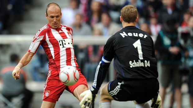 
                <strong>Manuel Neuer (FC Bayern München)</strong><br>
                Ein waschechter Gelsenkirchener, 1986 geboren im Stadtteil Buer. Im Alter von fünf Jahren trat er dem FC Schalke bei, durchlief alle Jugend-Mannschaften. Mehr Schalker geht nicht. Dass er 2011 zum FC Bayern wechselte, nehmen ihm die Schalker Fans daher heute noch übel. Zumindest in München wird er nach anfänglicher, nennen wir es Skepsis ("Koan Neuer!"), inzwischen geschätzt.
              