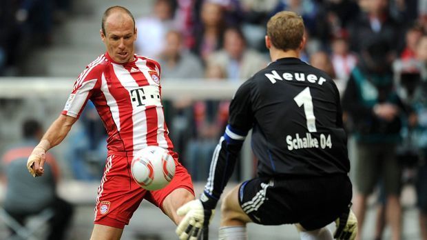 
                <strong>Manuel Neuer (FC Bayern München)</strong><br>
                Ein waschechter Gelsenkirchener, 1986 geboren im Stadtteil Buer. Im Alter von fünf Jahren trat er dem FC Schalke bei, durchlief alle Jugend-Mannschaften. Mehr Schalker geht nicht. Dass er 2011 zum FC Bayern wechselte, nehmen ihm die Schalker Fans daher heute noch übel. Zumindest in München wird er nach anfänglicher, nennen wir es Skepsis ("Koan Neuer!"), inzwischen geschätzt.
              