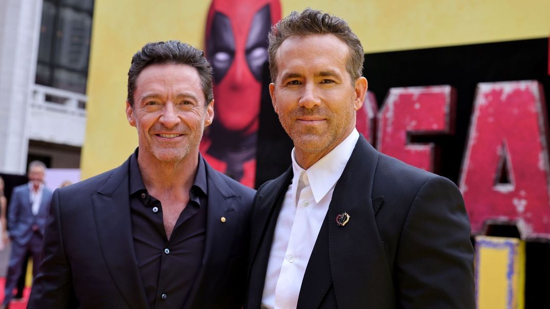 Hugh Jackman (links) und Ryan Reynolds (rechts) begeistern ihre Fans als Hauptdarsteller in "Deadpool &amp; Wolverine".