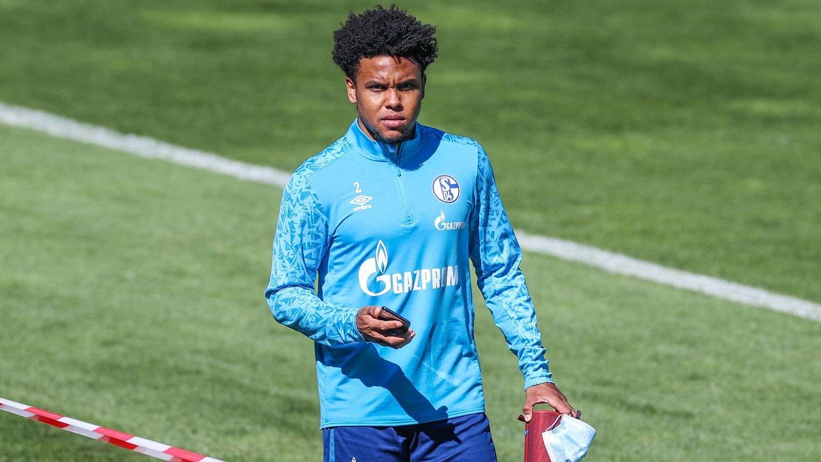 
                <strong>Weston McKennie</strong><br>
                Der Wechsel von Weston McKennie vom FC Schalke 04 zu Juventus Turin ist fix. Der 21-Jährige wird für eine Saison an die "alte Dame" ausgeliehen. Der Transfervertrag beinhaltet laut Schalke diverse Optionen, wonach aus dem Transfer auf Leihbasis im Sommer 2021 ein definitiver Transfer werden könnte. McKennies Vertrag bei den Knappen ist bis zum 30. Juni 2024 datiert. Wie die "Bild" berichtete, könnte der Deal den Gelsenkirchenern insgesamt um die 28 Millionen Euro Ablöse bringen. Für die Schalker bestritt der US-Amerikaner bislang 91 Pflichtspiele (fünf Treffer). 
              