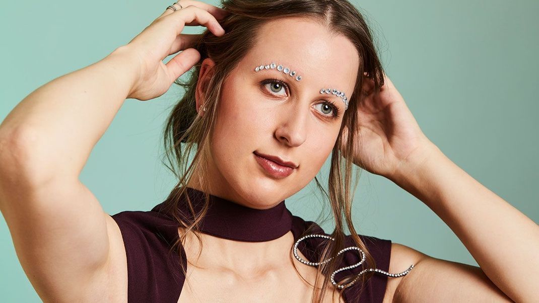 An Bleached Eyebrows kommt dieses Jahr niemand vorbei – noch cooler wird der Look mit stylischen Glitzersteinchen.