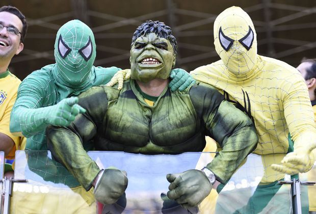 
                <strong>Spiderman und Hulk feuern Brasilien an</strong><br>
                Diese Brasilien-Fans haben auf die Kräfte der Superhelden geschwört und sich bei der WM als Spiderman und Hulk verkleidet. 
              