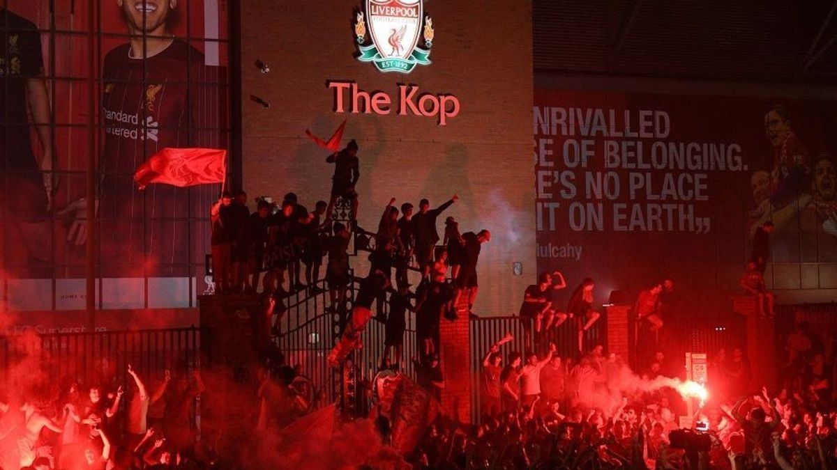 Liverpooler Fans feiern und ignorieren Abstandsregeln