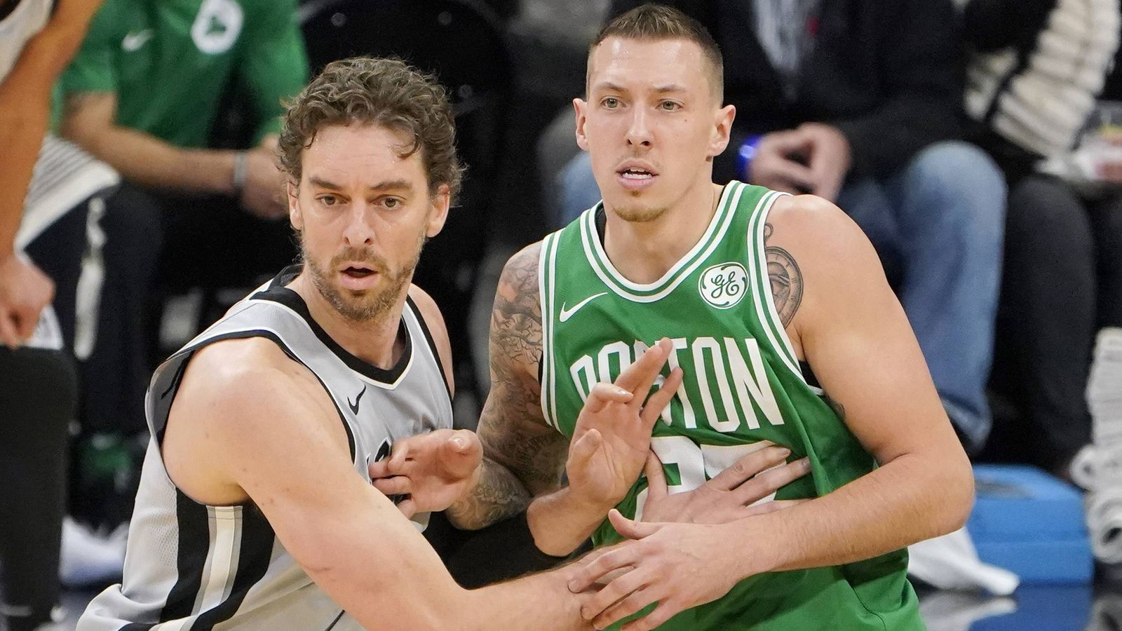 
                <strong>Daniel Theis (Boston Celtics)</strong><br>
                Zählten die Celtics in den vergangenen Spielzeiten zu den absoluten Top-Favoriten, so müssen die Ansprüche nach den prominenten Abgängen von Kyrie Irving und Al Horford ein wenig zurückgeschraubt werden. Die Prognose: Boston dürfte zum sechsten Mal in Folge in die Playoffs einziehen, ist hinsichtlich der NBA-Finals aber eher ein Außenseiter. Positiv aus deutscher Sicht: Aufgrund des Weggangs von Al Horford könnte Theis in der Verteidigung eine noch wichtigere Rolle einnehmen.
              