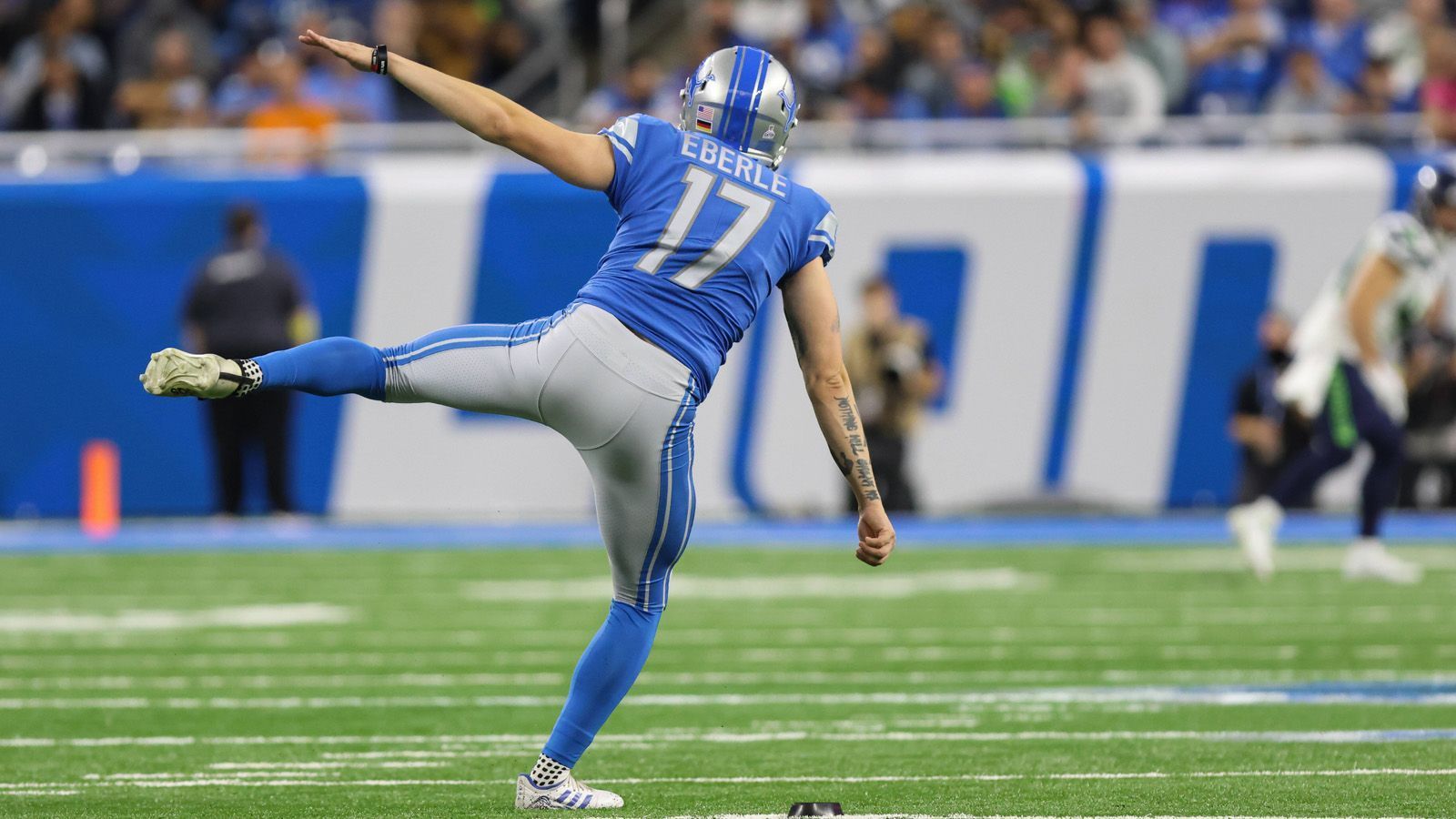 
                <strong>Dominik Eberle (Detroit Lions)</strong><br>
                ... Eberle hinterließ bei seinem Debüt für Detroit zunächst einen Auftritt, der Fragen für seine weitere NFL-Karriere hinterließ. Zwar traf er sein einziges Field Goal aus beachtlichen 49 Yards, allerdings versemmelte er gleich die ersten beiden Extrapunkte. Eigentlich die leichteste Aufgabe eines Kickers. Zwischenzeitlich setzten die Lions daher auch auf Two-Point-Conversions, später traf Eberle aber noch zwei weitere PATs. 
              