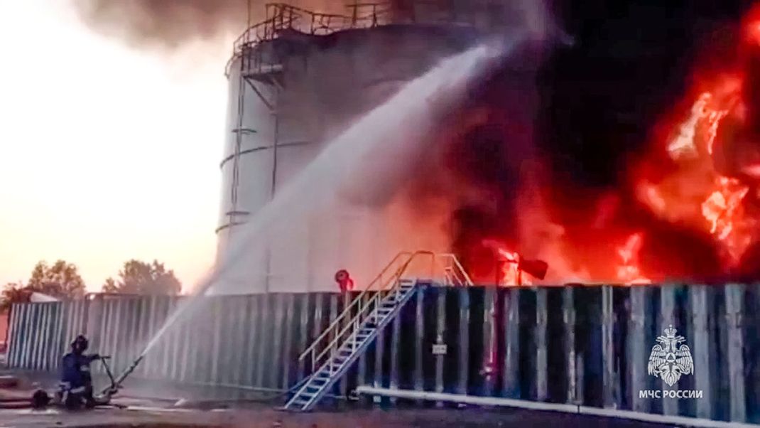 Feuerwehrleute arbeiten an der Brandstelle eines Ölreservoirs im Bezirk Asow.