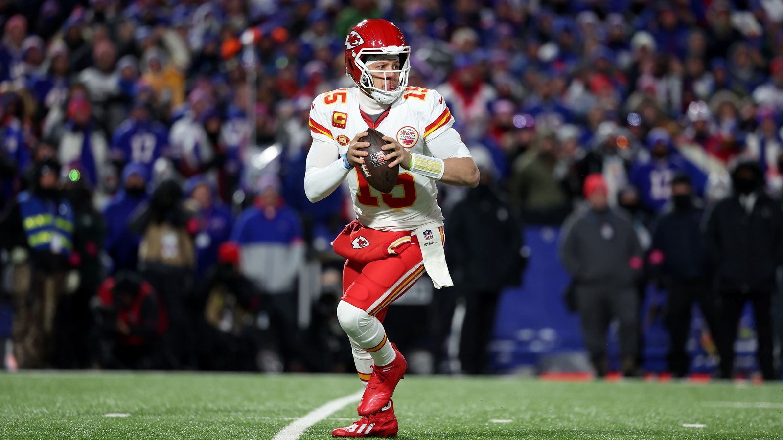 <strong>Patrick Mahomes (2024)</strong><br>Während die Bills und deren <a href="https://www.ran.de/sports/american-football/nfl/news/buffalo-bills-josh-allen-glaubt-nach-playoff-aus-weiter-an-zukuenftige-super-bowl-chance-347423">Quarerback Josh Allen Mahomes als Kryptonit sehen</a>,&nbsp;hat der ehemalige Texas-Tech-Star ebenfalls eine Schwachstelle gehabt: Tom Brady. Gegen den mittlerweile sich im Ruhestand befindenden "GOAT" verlor Mahomes zwei Mal in den Playoffs. Während 2024 die Baltimore Ravens im AFC Championship Game warten, verlor Mahomes 2018 jenes gegen die New England Patriots und Brady (37:31 nach OT).