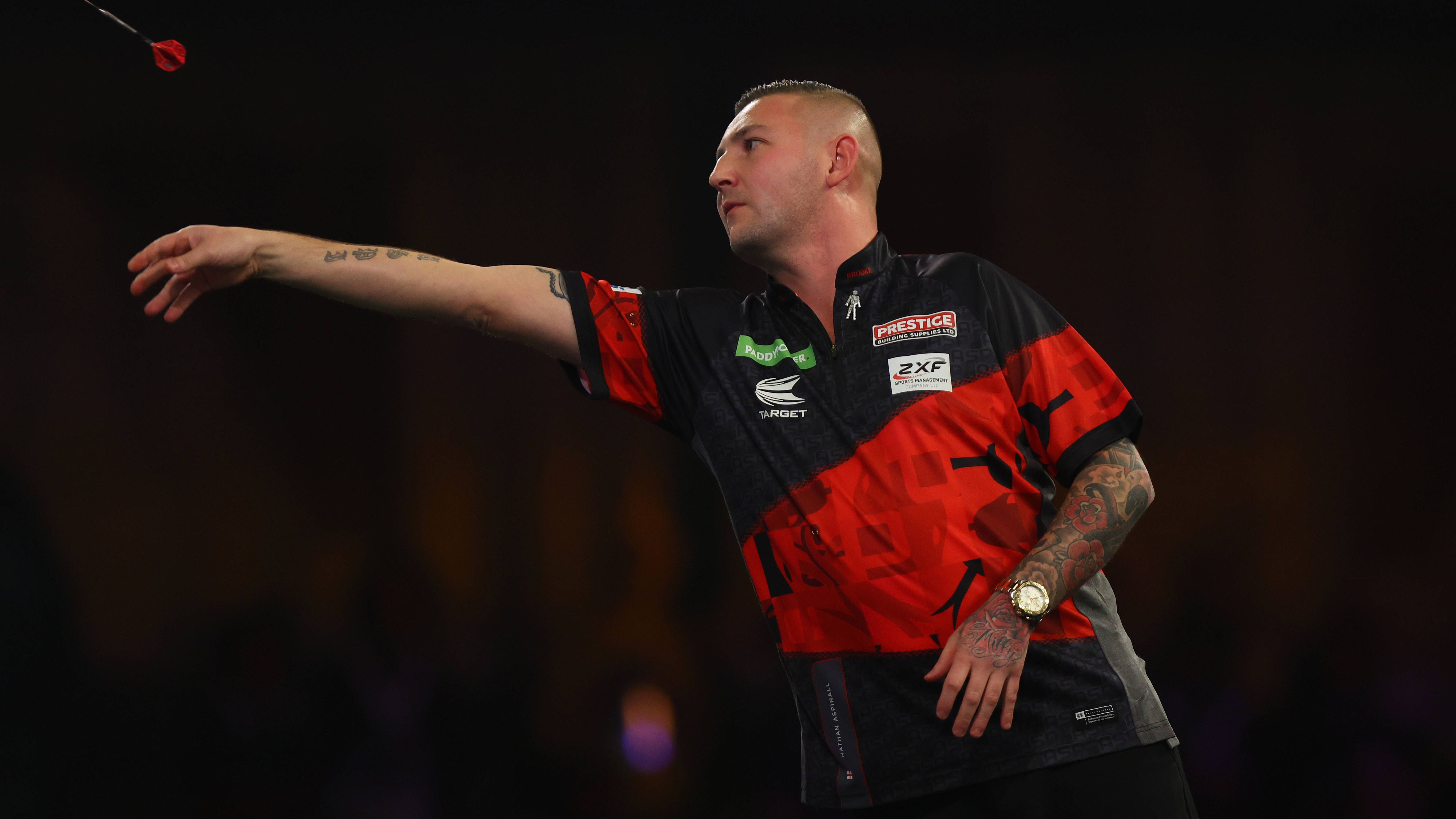 <strong>Nathan Aspinall (ENG)</strong><br>Kein einziges Match gewann Nathan Aspinall bei der WM, er verlor in Runde zwei gegen Ricky Evans. Da er jedoch auch 2022 in Runde zwei scheiterte, hatte er wenig Preisgeld zu verteidigen und bleibt auf Weltranglistenplatz vier, was für ein Premier-League-Ticket berechtigt.