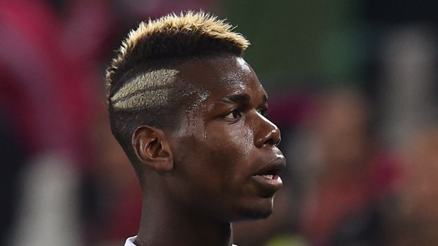 
                <strong>Paul Pogba Oktober 2015</strong><br>
                Oktober 2015: Im Herbst experimentiert Paul Pogba mit kreativeren Looks. Sein gestreifter Iro ist schon fast zum Markenzeichen geworden. Hinzu kommen an den kurz rasierten Stellen über den Ohren auffallend große blonde Streifen - fast wie eine zweispurige Autobahn.
              